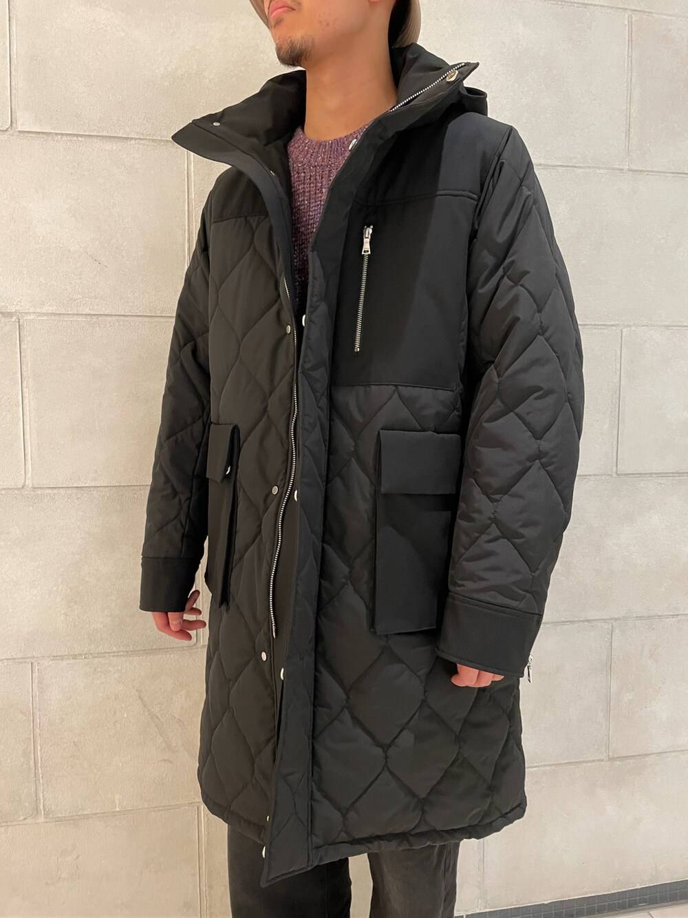 「コート、カジュアル、秋のコーデ、大人カジュアル、大人コーデ、ootd、シンプルコーデ、今日のコーデ、秋冬コーデ」｜「LOVELESSのキルティング フーデットコート（その他アウター、ブラック系）」を使った、tさん（メンズ・176cm）の秋コーディネートの3枚目の写真