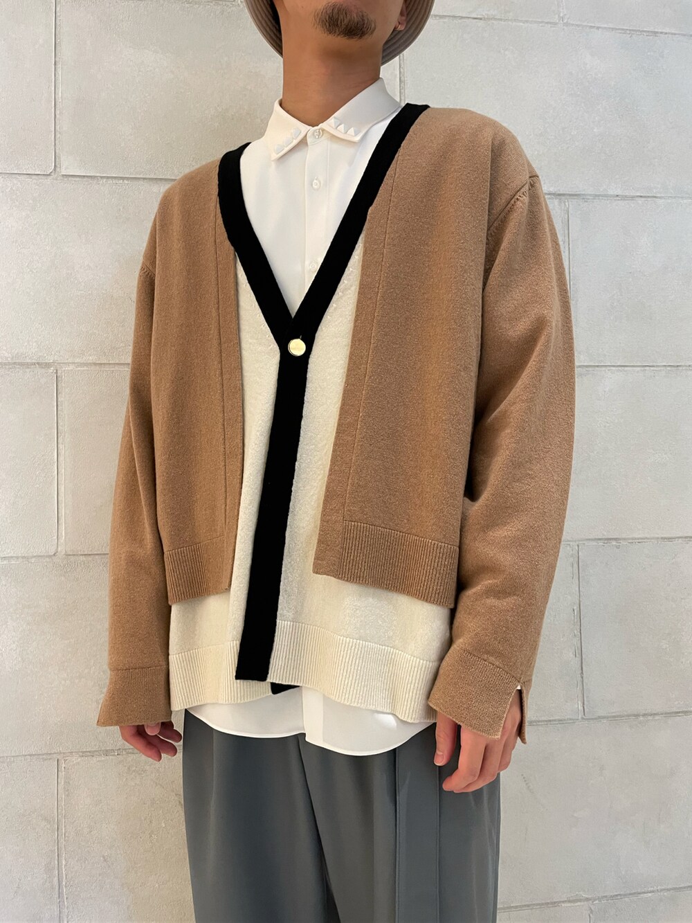 「カーディガン、ベージュ、秋のコーデ、スラックス、スニーカーコーデ、休日スタイル、ブラウン、大人コーデ、シンプルコーデ、シャツスタイル」｜「LOVELESSのRAMPONIスタッズ ブロッキングシャツ（シャツ/ブラウス、ホワイト系）」を使った、tさん（メンズ・176cm）の秋コーディネートの2枚目の写真