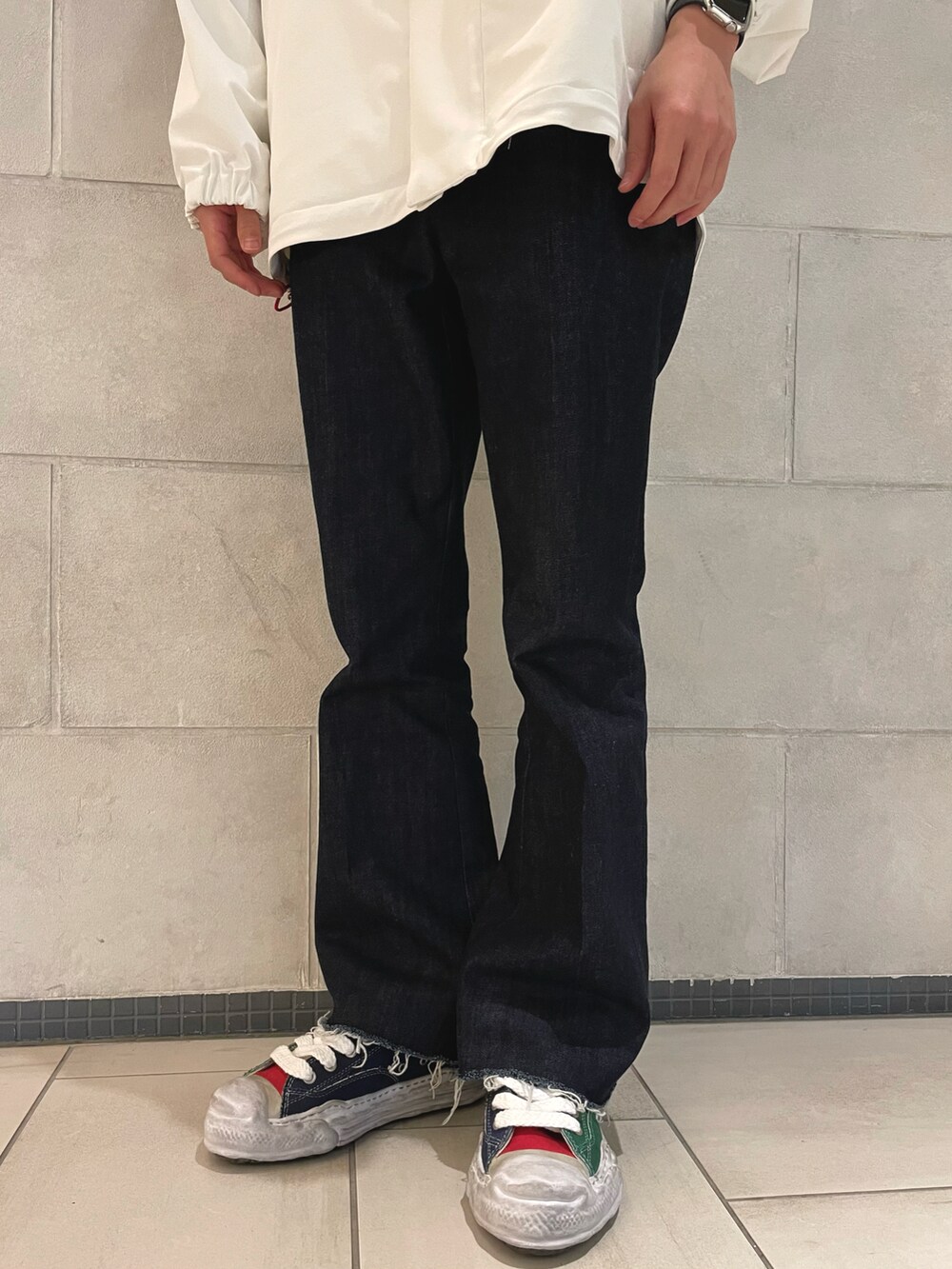 「スニーカー、デニム、休日スタイル、休日コーデ、フレアパンツ、トラックジャケット、90'sスタイル」｜「Education from Youngmachinesの【Education from Youngmachines】デニム フレイ フレアパンツ（その他パンツ、ブルー系）」を使った、tさん（メンズ・176cm）の冬コーディネートの3枚目の写真