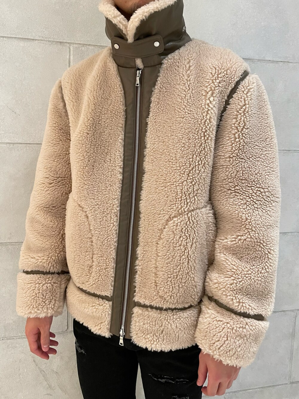 「スニーカー、ボア、シンプルコーデ、カジュアルコーデ、B-3、冬アウター、ボアブルゾン」｜「LOVELESSの【Safari掲載商品】ウールボア ボマーブルゾン（ブルゾン、ベージュ系）」を使った、tさん（メンズ・176cm）の冬コーディネートの2枚目の写真