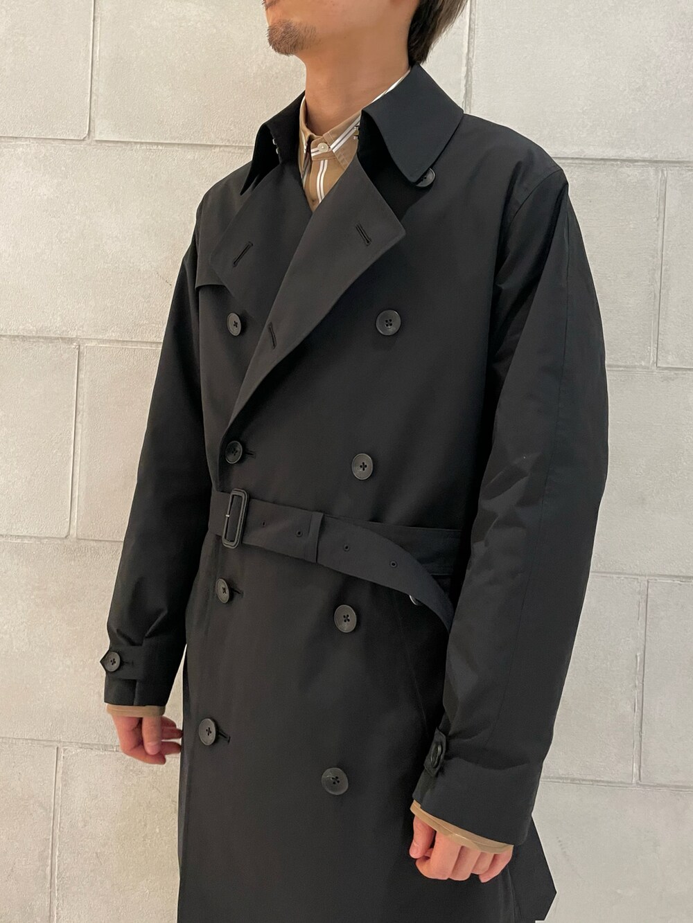 ブルー系のその他パンツ、ブラック系のドレスシューズ、ブラック系のトートバッグを着用したメンズの春コーディネートの3枚目の写真