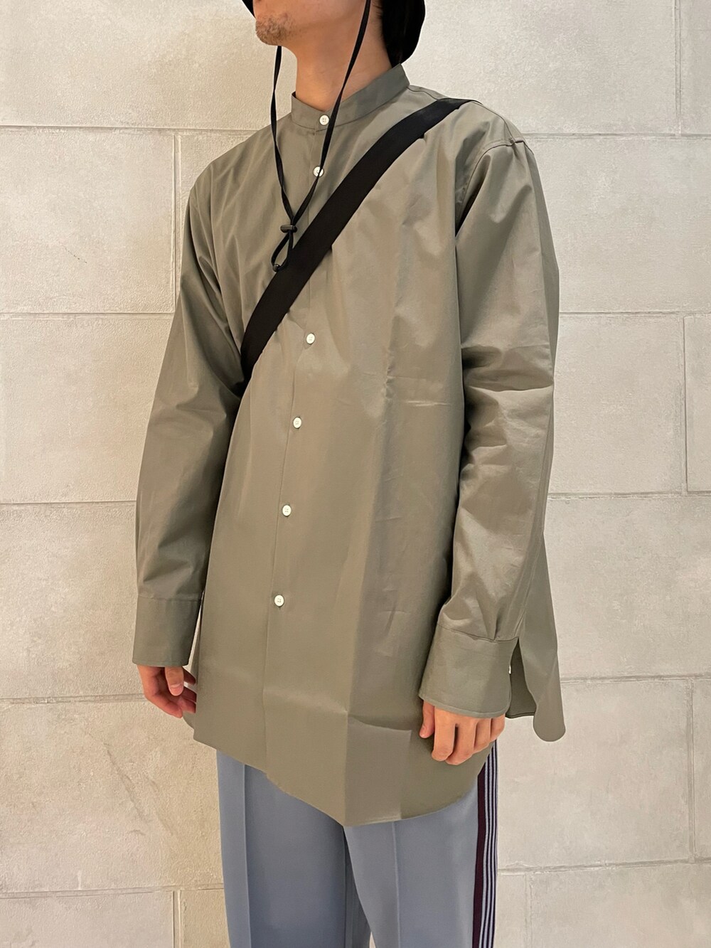 「ビッグシルエット、シンプル、オーバーサイズ、スニーカーコーデ、トラックパンツ、春服、ootd、シャツスタイル、今日のコーデ、はるコーデ」｜「LOVELESSのロングバンドカラー シャツ（シャツ/ブラウス、グリーン系）」を使った、tさん（メンズ・176cm）の春コーディネートの2枚目の写真