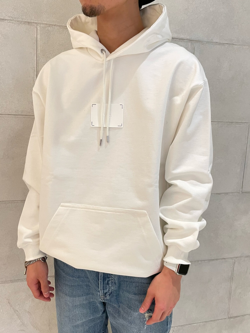 「スニーカー、デニム、パーカー、スニーカーコーデ、大人コーデ、ootd、春コーデ、カジュアルコーデ、フーディー」｜「NIKEのナイキ ブレーザー LOW '77 ジャンボ メンズシューズ / Nike Blazer Low '77 Jumbo Men's Shoes（スニーカー、ホワイト系）」を使った、tさん（メンズ・176cm）の冬コーディネートの2枚目の写真