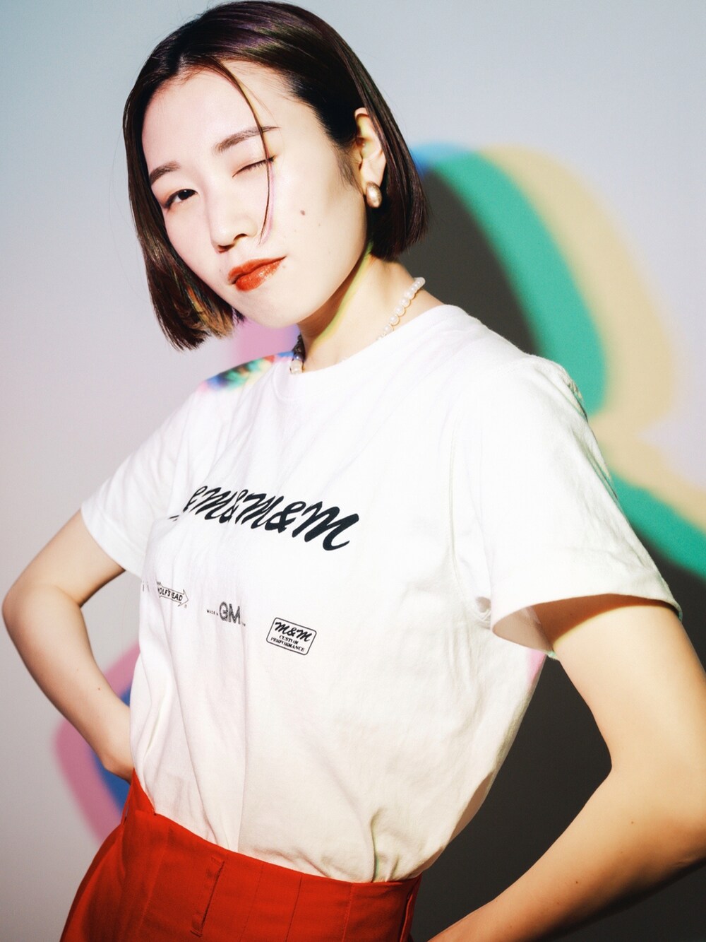 ホワイト系のTシャツ/カットソー、レッド系のスラックスを着用したレディースの夏コーディネートの2枚目の写真