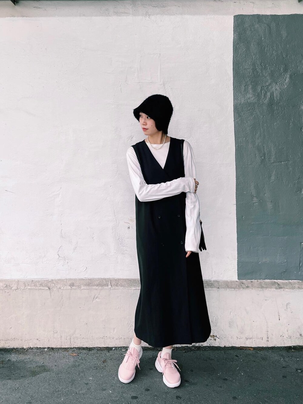 ホワイト系のTシャツ/カットソー、ブラック系のショルダーバッグ、ピンク系のスニーカーを着用したレディースの秋コーディネートの3枚目の写真