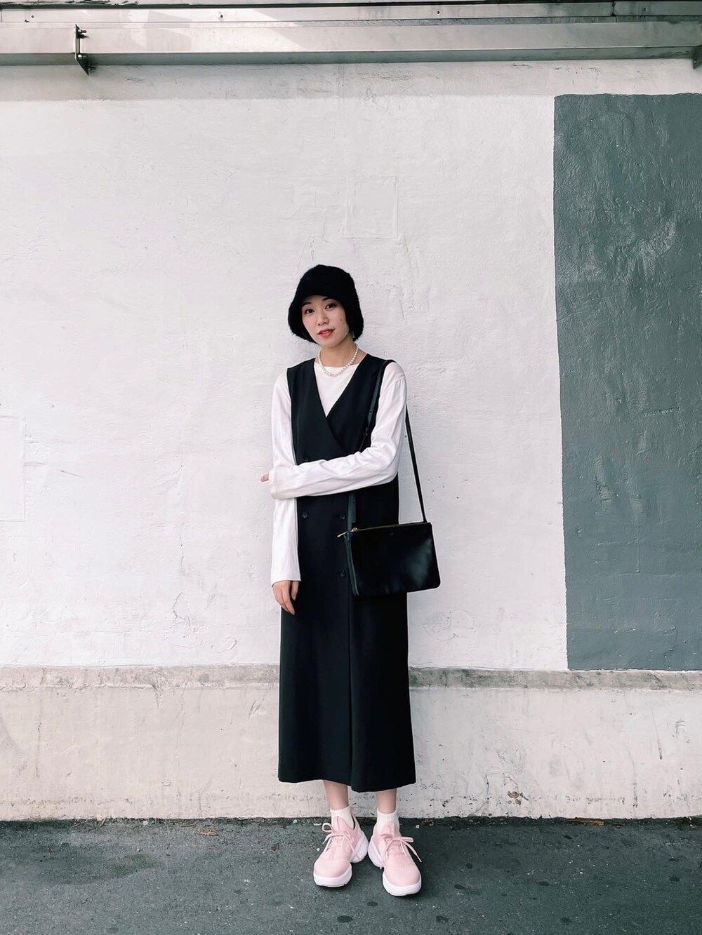 ホワイト系のTシャツ/カットソー、ブラック系のショルダーバッグ、ピンク系のスニーカーを着用したレディースの秋コーディネートの2枚目の写真