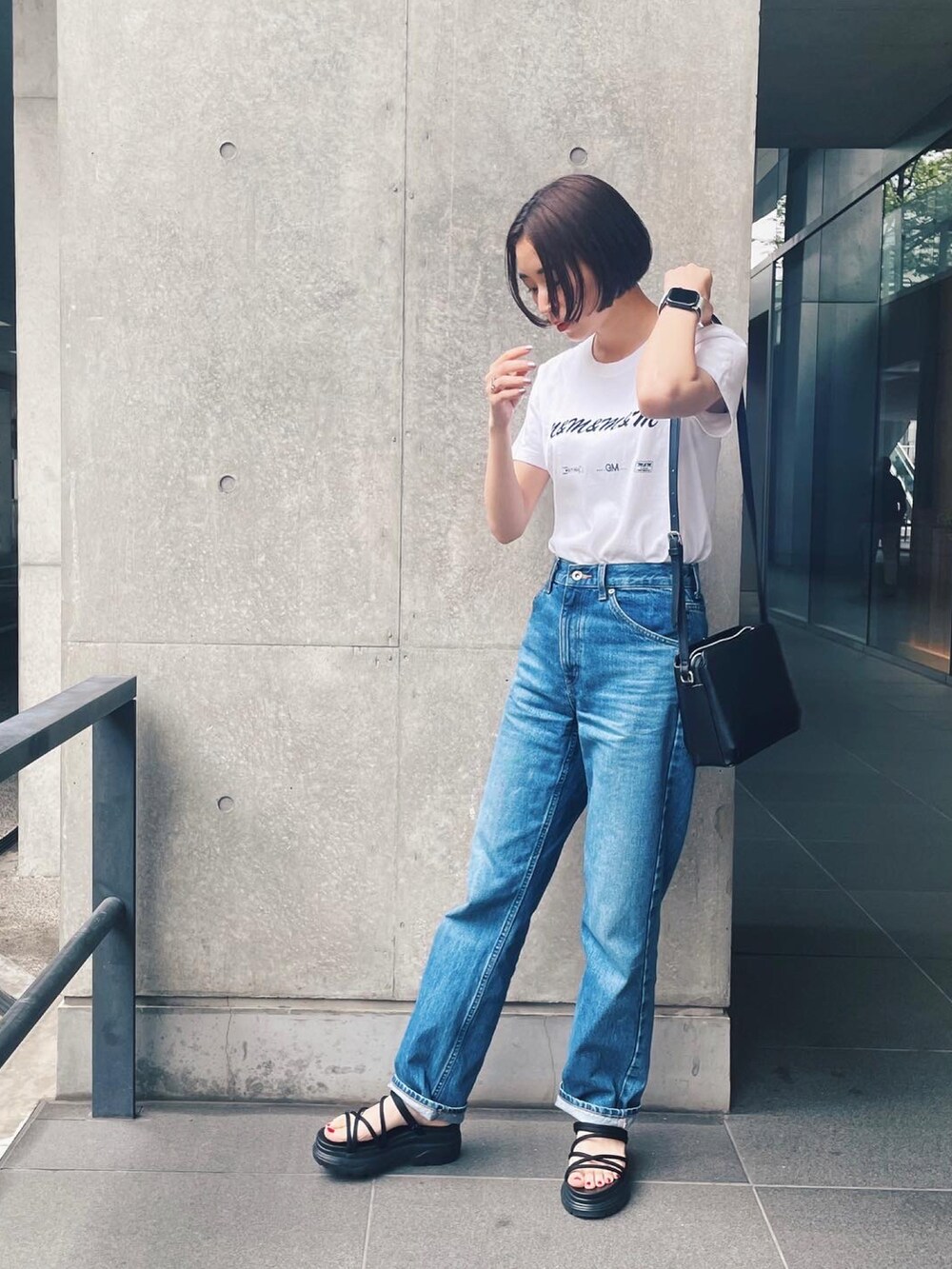 ホワイト系のTシャツ/カットソー、ブルー系のデニムパンツを着用したレディースの夏コーディネートの4枚目の写真