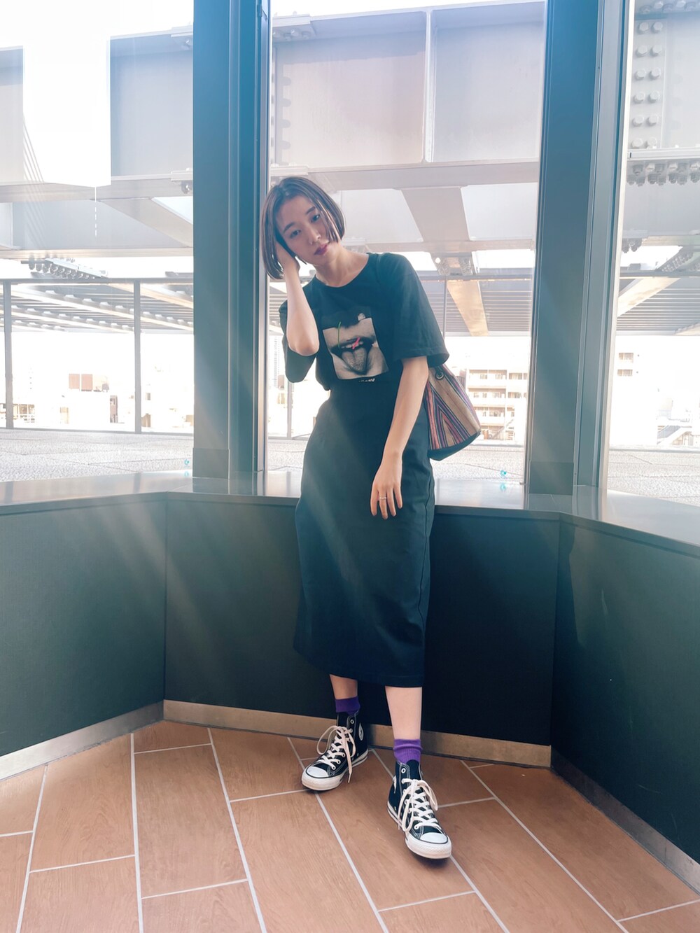 ブラック系のTシャツ/カットソー、ブラック系のスカート、その他のショルダーバッグを着用したレディースの夏コーディネートの2枚目の写真