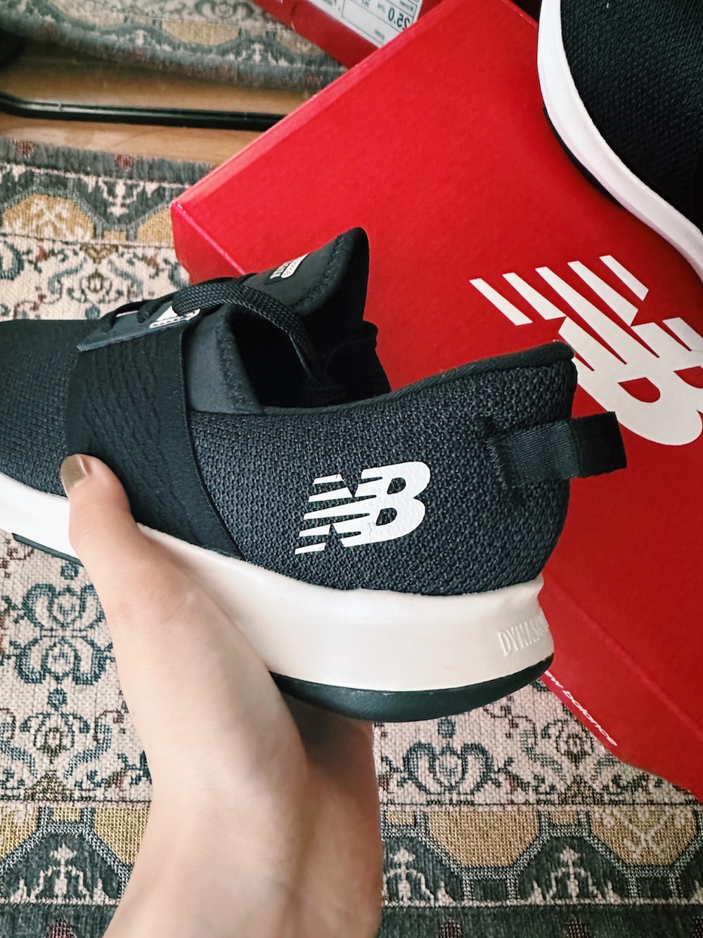 ブラック系のカーディガン/ボレロ、ホワイト系のTシャツ/カットソー、グレー系のスラックスを着用したレディースの秋コーディネートの5枚目の写真