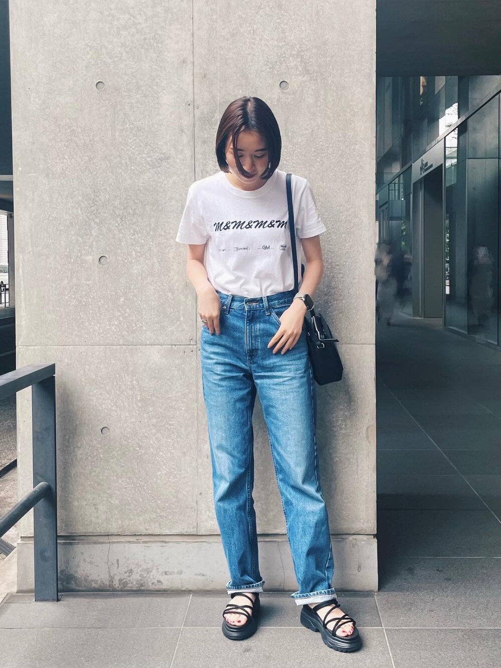 ホワイト系のTシャツ/カットソー、ブルー系のデニムパンツを着用したレディースの夏コーディネートの2枚目の写真