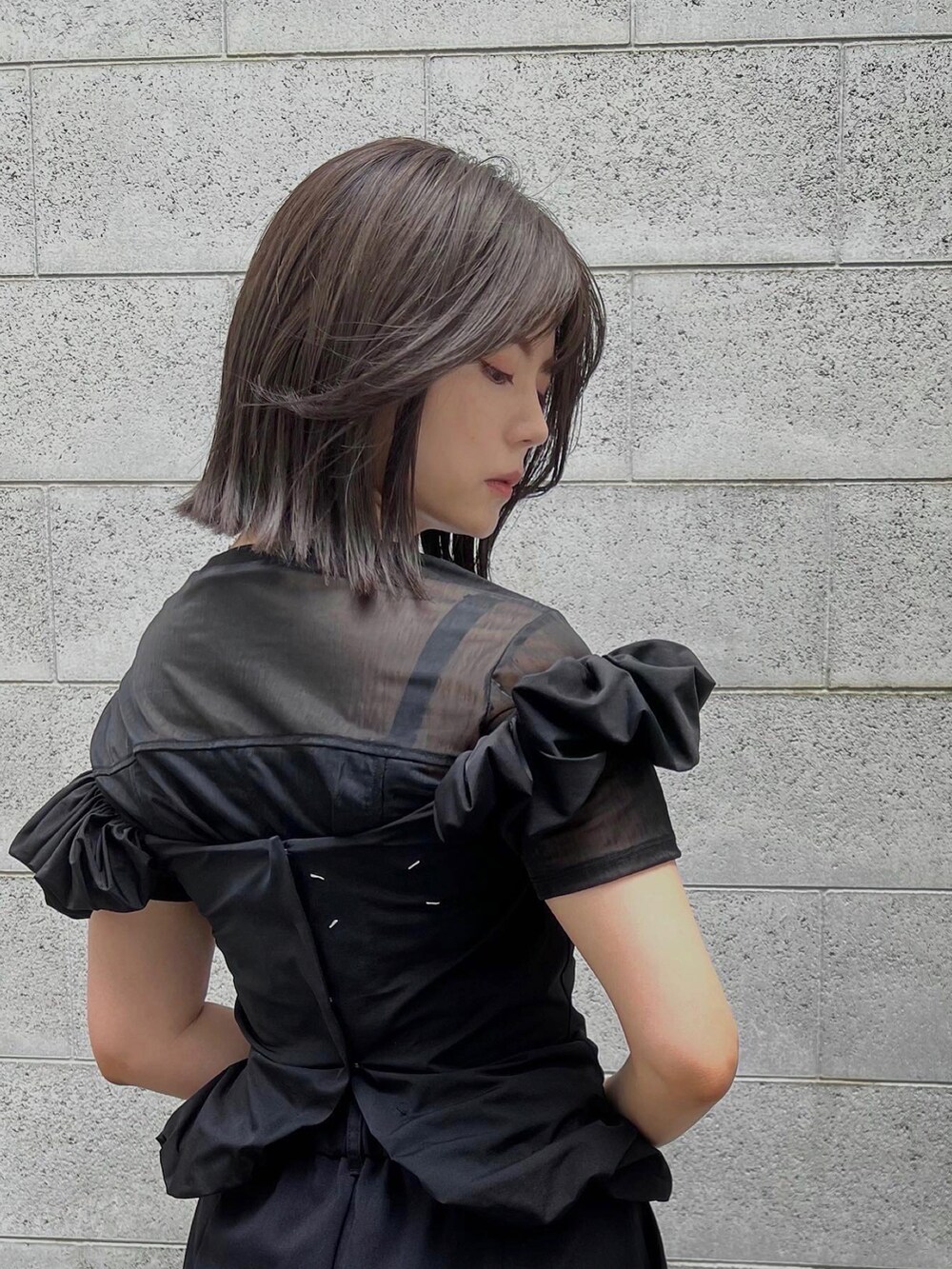 ブラック系のトップス、ブラック系のトップス、ブラック系のパンツを着用したレディースの夏コーディネートの2枚目の写真
