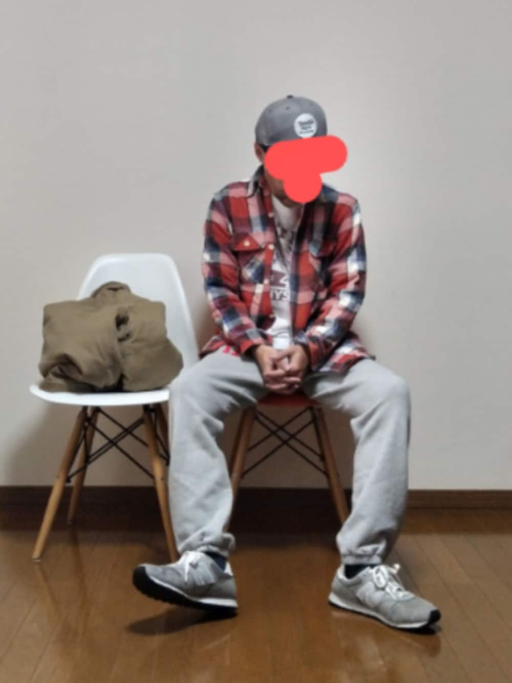 「アメカジ、キャップ、N-1、デッキジャケット、スウェットパンツ、チェックシャツ、チェック、ネルシャツ、ニューバランス」｜「BRIXTONのアイテム（キャップ、グレー系）」を使った、urotasadamakさん（メンズ・168cm）の冬コーディネートの2枚目の写真