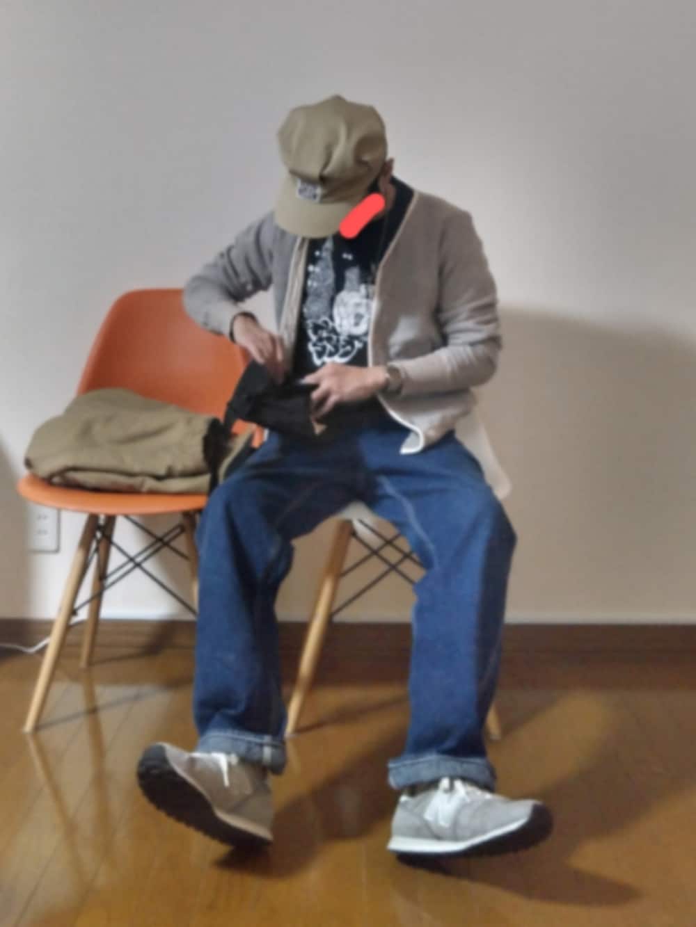 「アメカジ、ワークキャップ、チプカシ、チープカシオ、ニューバランス、ペインターパンツ、ボアジャケット、ボディバッグ」｜「orSlowのペインターパンツ（デニムパンツ、ブルー系）」を使った、urotasadamakさん（メンズ・168cm）の春コーディネートの2枚目の写真