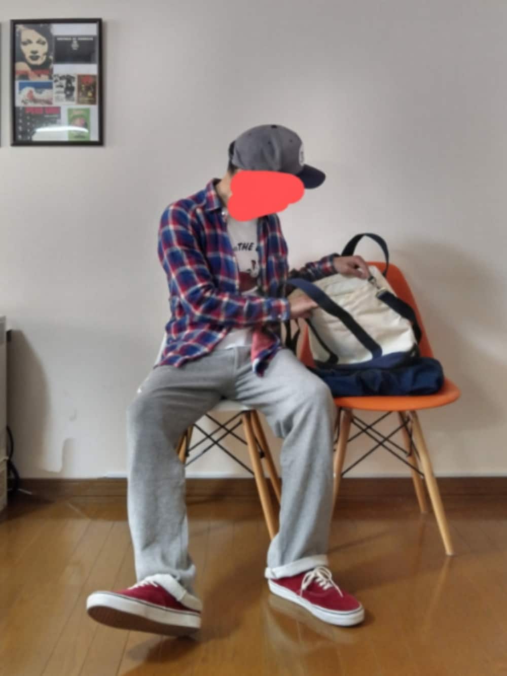 「アメカジ、キャップ、カバーオール、スウェットパンツ、チェックシャツ、VANS、オーセンティック、トートバッグ、チープカシオ、チプカシ」｜「BRIXTONのアイテム（キャップ、グレー系）」を使った、urotasadamakさん（メンズ・168cm）の春コーディネートの2枚目の写真