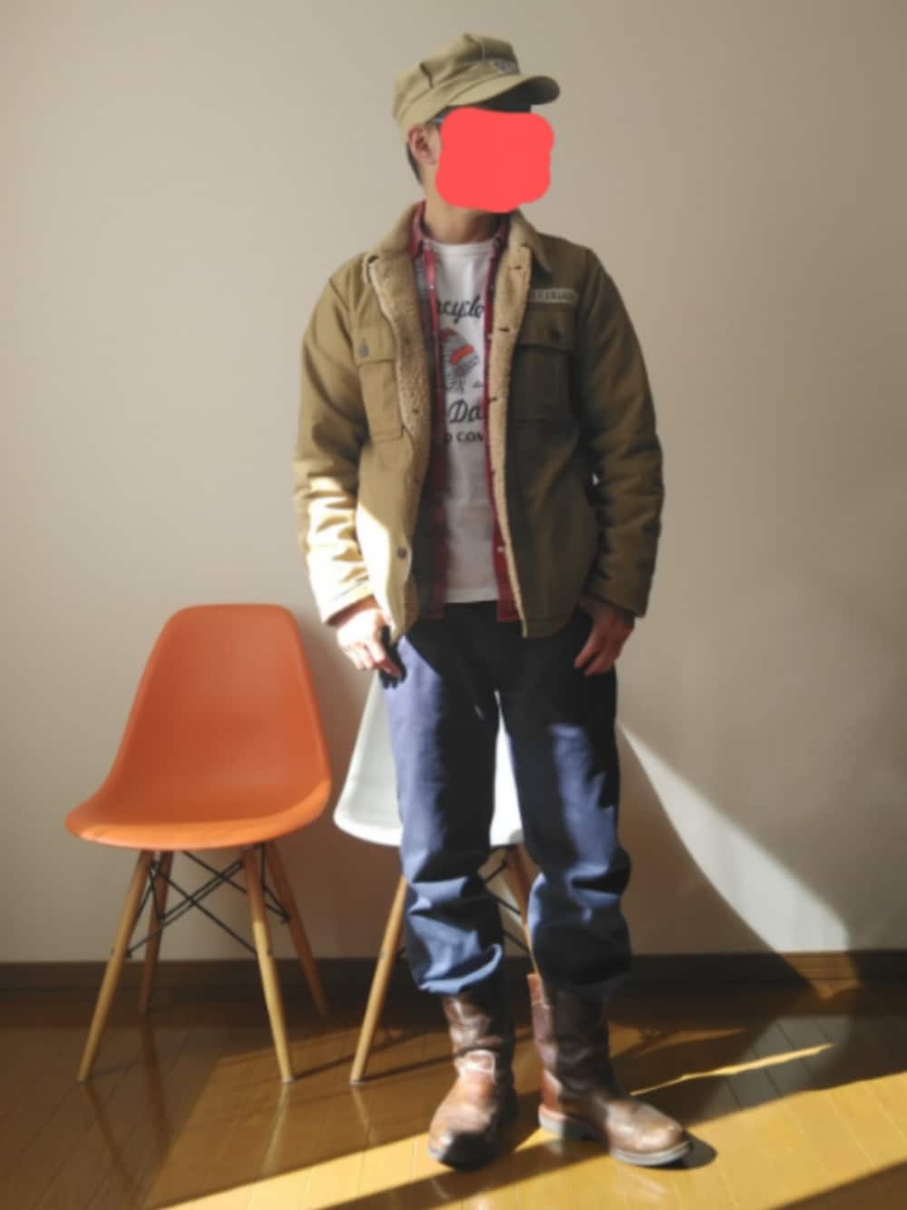 「アメカジ、ワークスタイル、ボアジャケット、チェックシャツ、ペコスブーツ、ワークキャップ」｜「Dickiesのジョガーパンツ（その他パンツ、ブルー系）」を使った、urotasadamakさん（メンズ・168cm）の冬コーディネートの2枚目の写真
