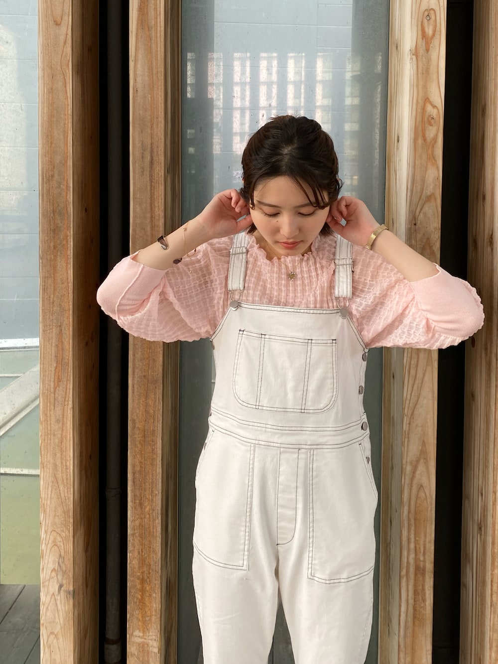 ホワイト系のサロペット/オーバーオール、ピンク系のニット/セーターを着用したレディースの春コーディネートの3枚目の写真