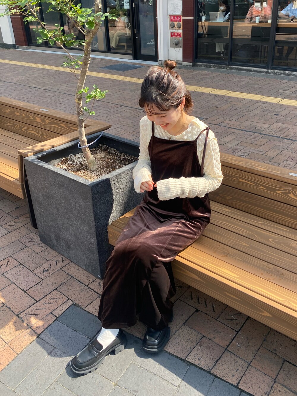 ブラック系のローファー、ブラウン系のワンピース、ホワイト系のTシャツ/カットソーを着用したレディースの秋コーディネートの2枚目の写真