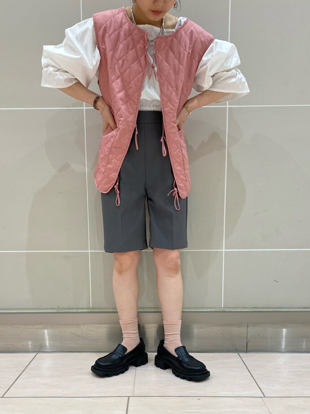 ブラック系のローファー、ホワイト系のシャツ/ブラウス、ピンク系のベストを着用したレディースの春コーディネートの3枚目の写真