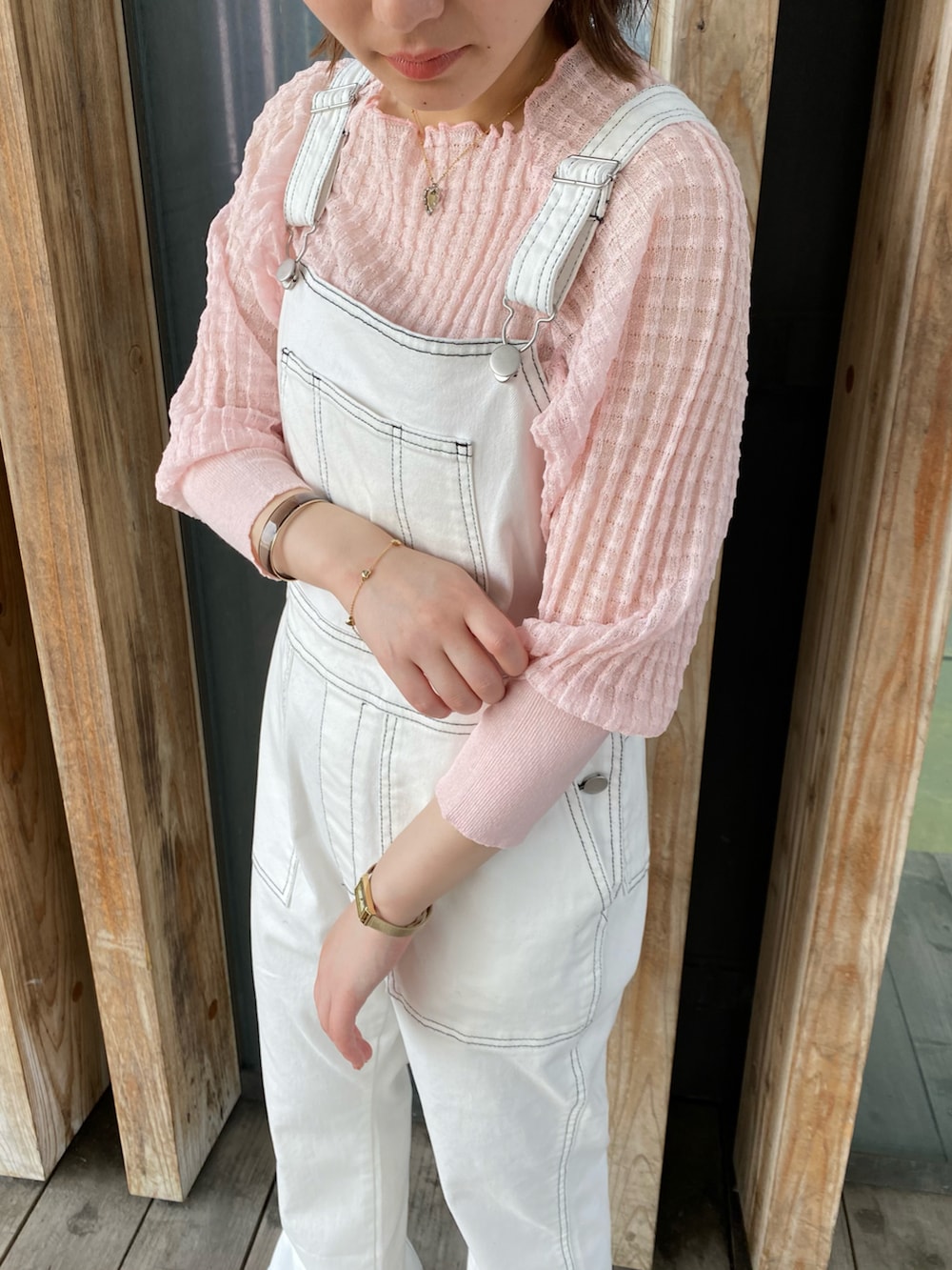 ホワイト系のサロペット/オーバーオール、ピンク系のニット/セーターを着用したレディースの春コーディネートの2枚目の写真