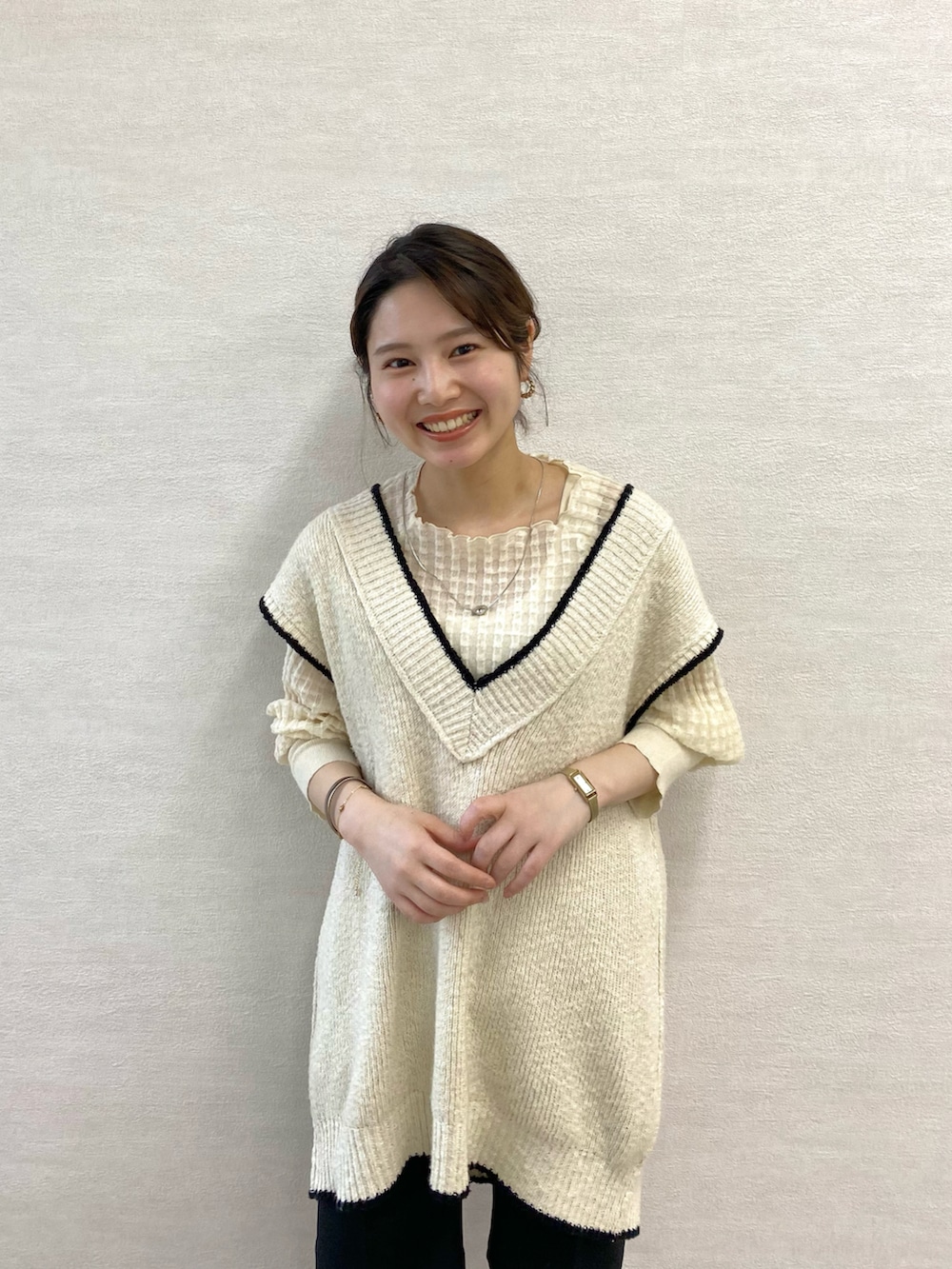 ホワイト系のニット/セーター、ブラック系のローファー、ホワイト系のベストを着用したレディースの春コーディネートの2枚目の写真