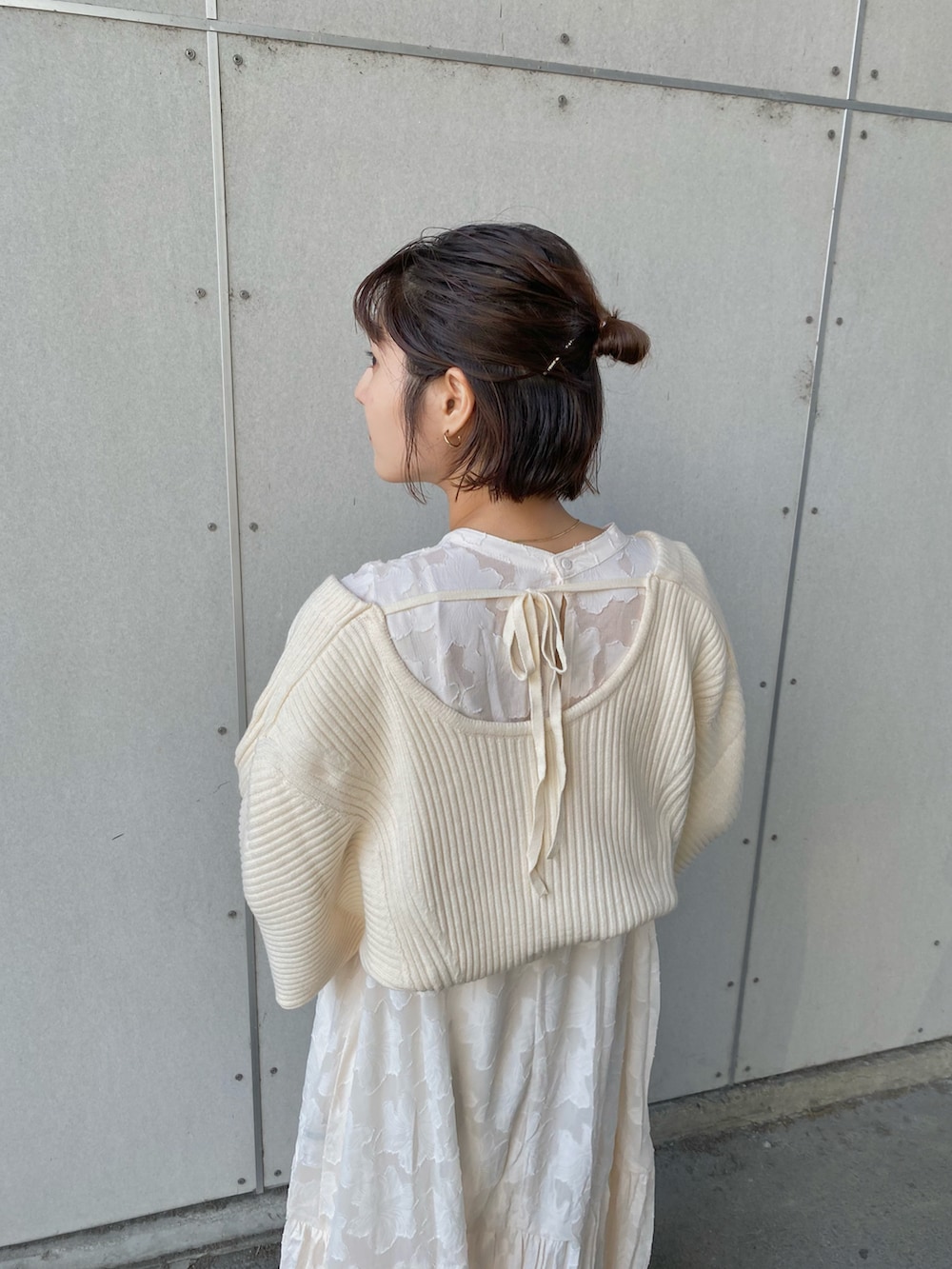 ブラック系のローファー、ホワイト系のワンピース、ブルー系のショルダーバッグを着用したレディースの夏コーディネートの3枚目の写真