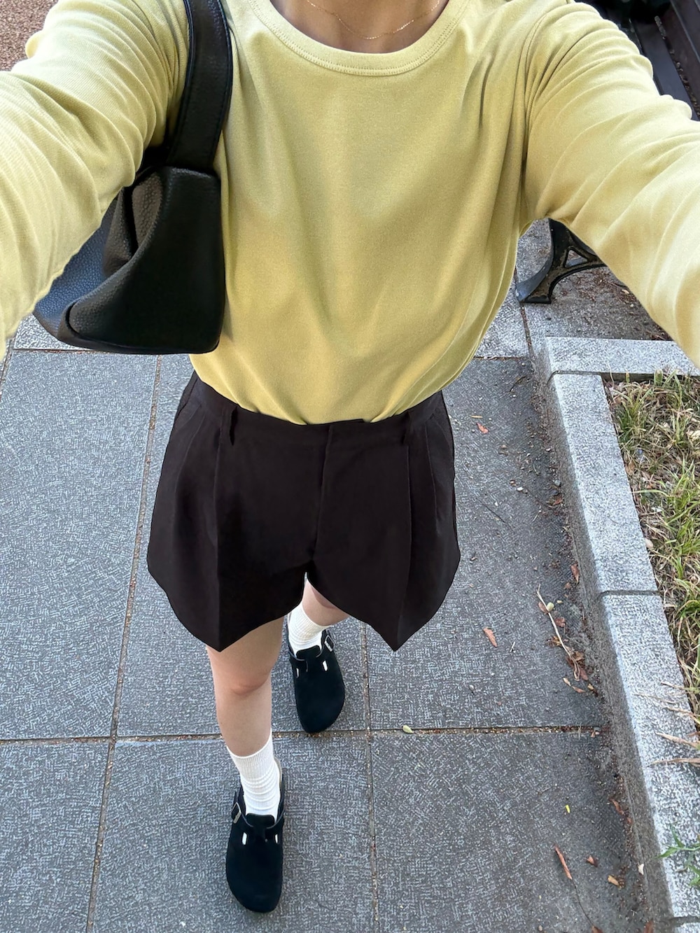 イエロー系のTシャツ/カットソー、ブラック系のその他パンツを着用したレディースの秋コーディネートの5枚目の写真