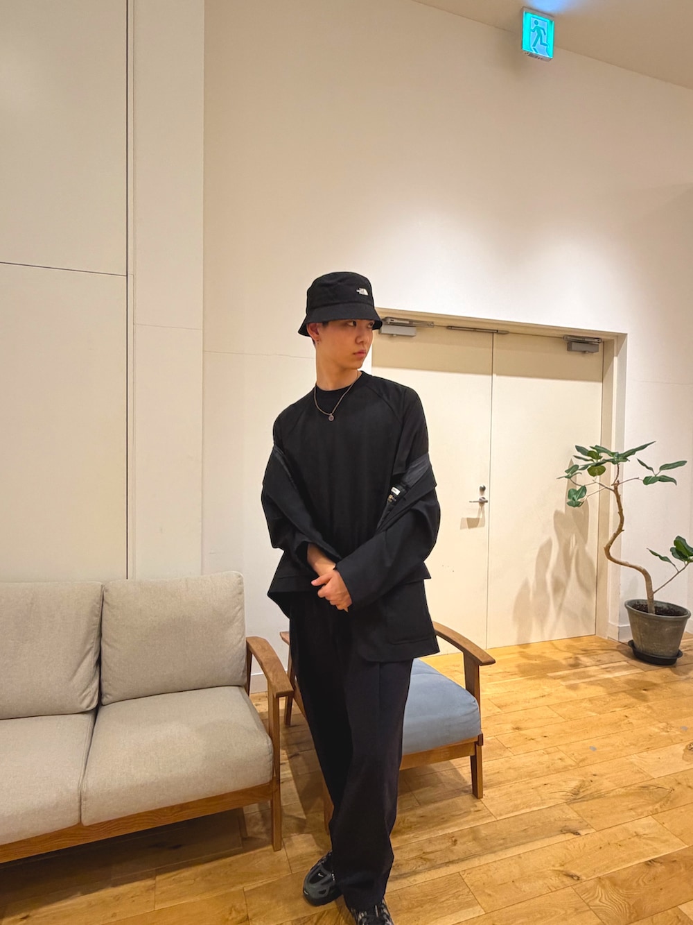 ブラック系のテーラードジャケット、ブラック系のTシャツ/カットソー、ブラック系のその他パンツを着用したメンズの春コーディネートの3枚目の写真