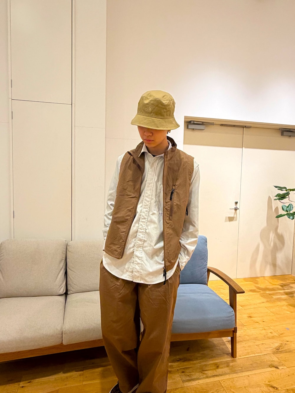 グレー系のシャツ/ブラウス、ブラウン系のベスト、ブラウン系のその他パンツを着用したメンズの冬コーディネートの4枚目の写真