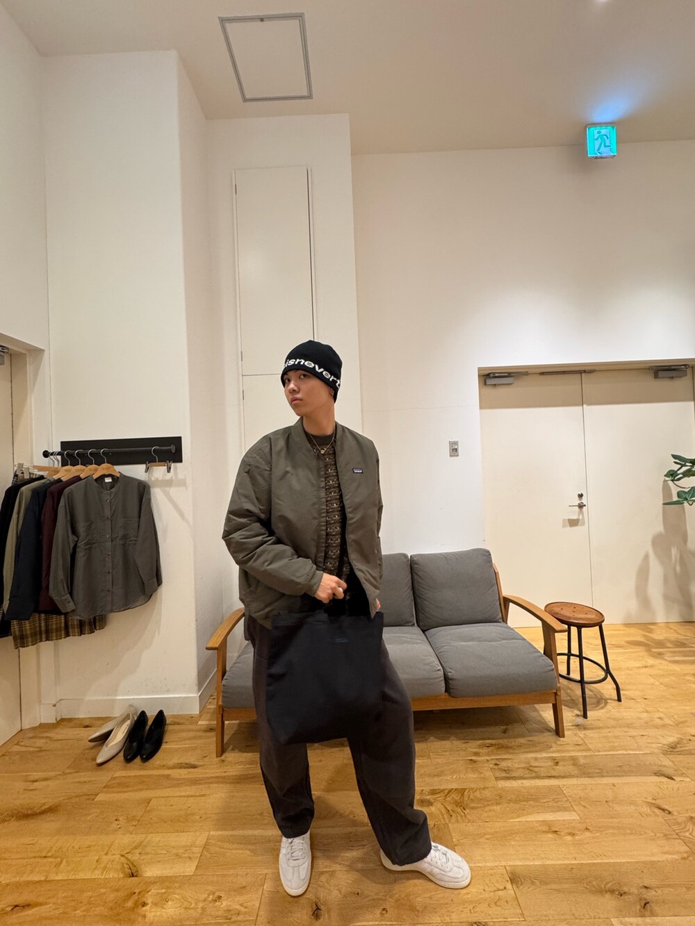 グリーン系のジャケット/アウター、ブラック系のパンツ、ホワイト系のスニーカーを着用したメンズの秋コーディネートの3枚目の写真