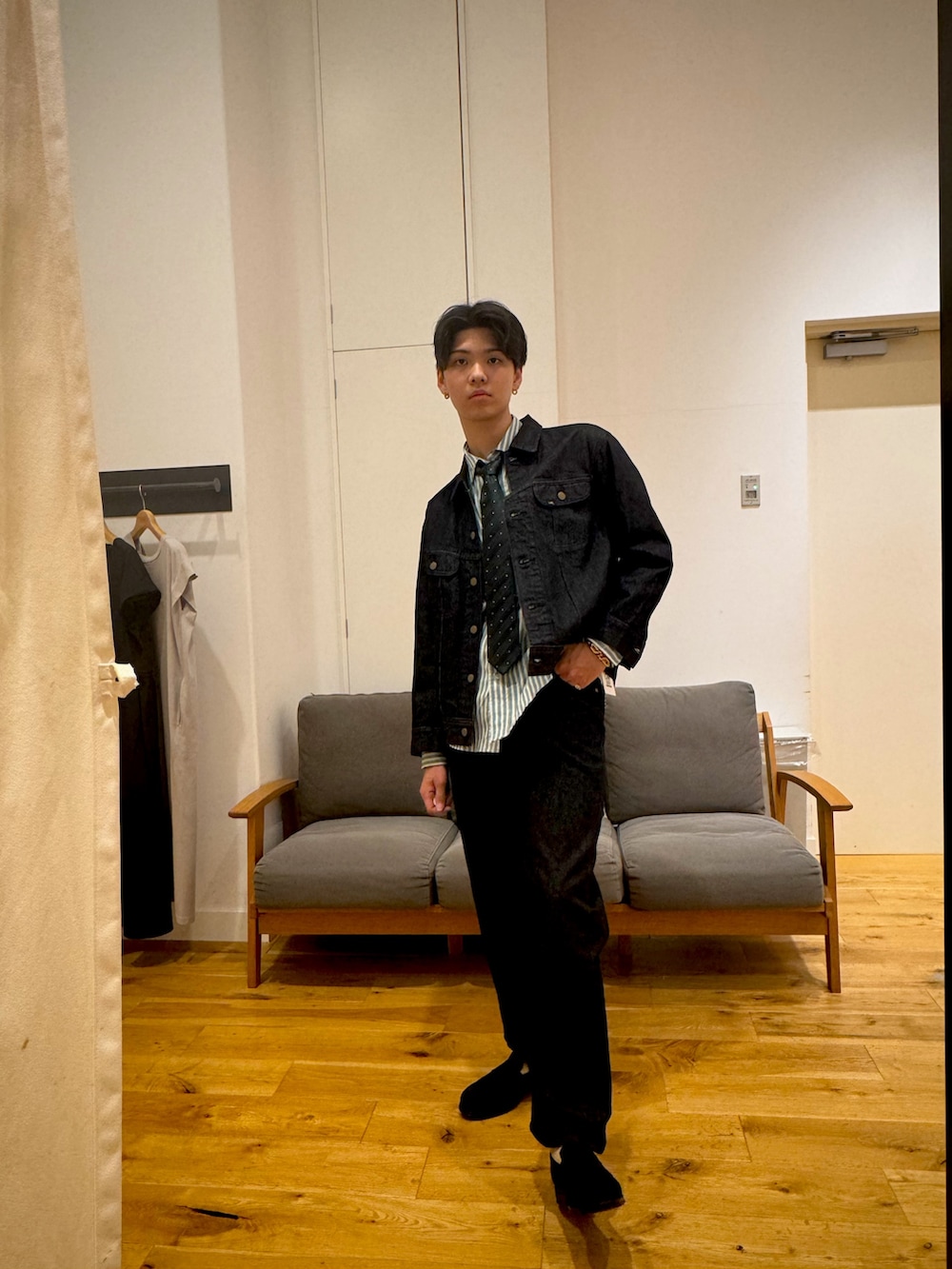 グリーン系のネクタイ、ブラック系のデニムジャケット、グリーン系のシャツ/ブラウスを着用したメンズの夏コーディネートの3枚目の写真