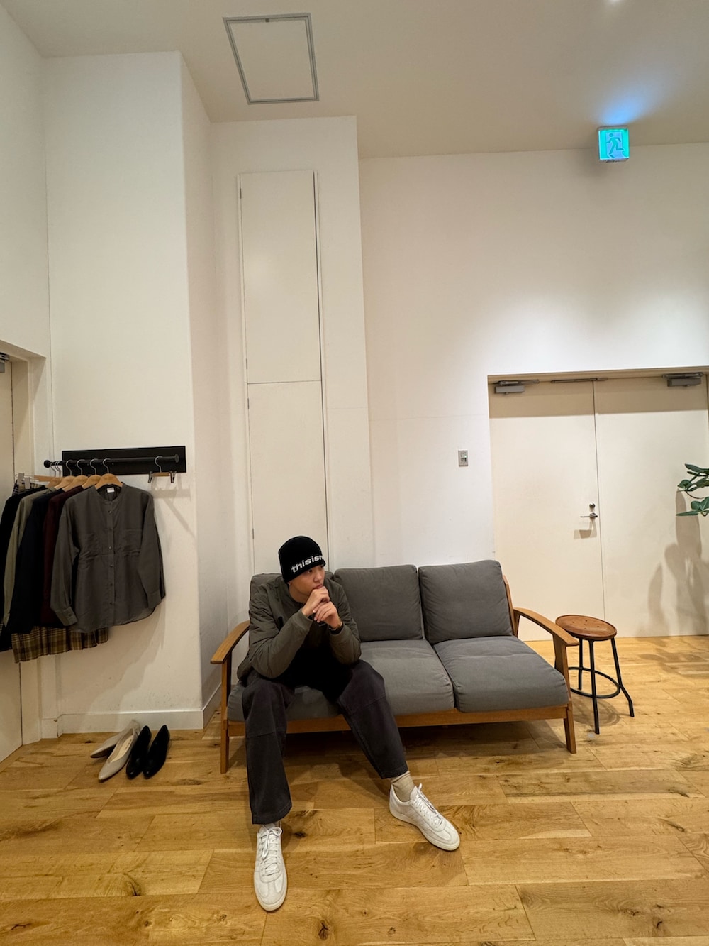 グリーン系のジャケット/アウター、ブラック系のパンツ、ホワイト系のスニーカーを着用したメンズの秋コーディネートの6枚目の写真