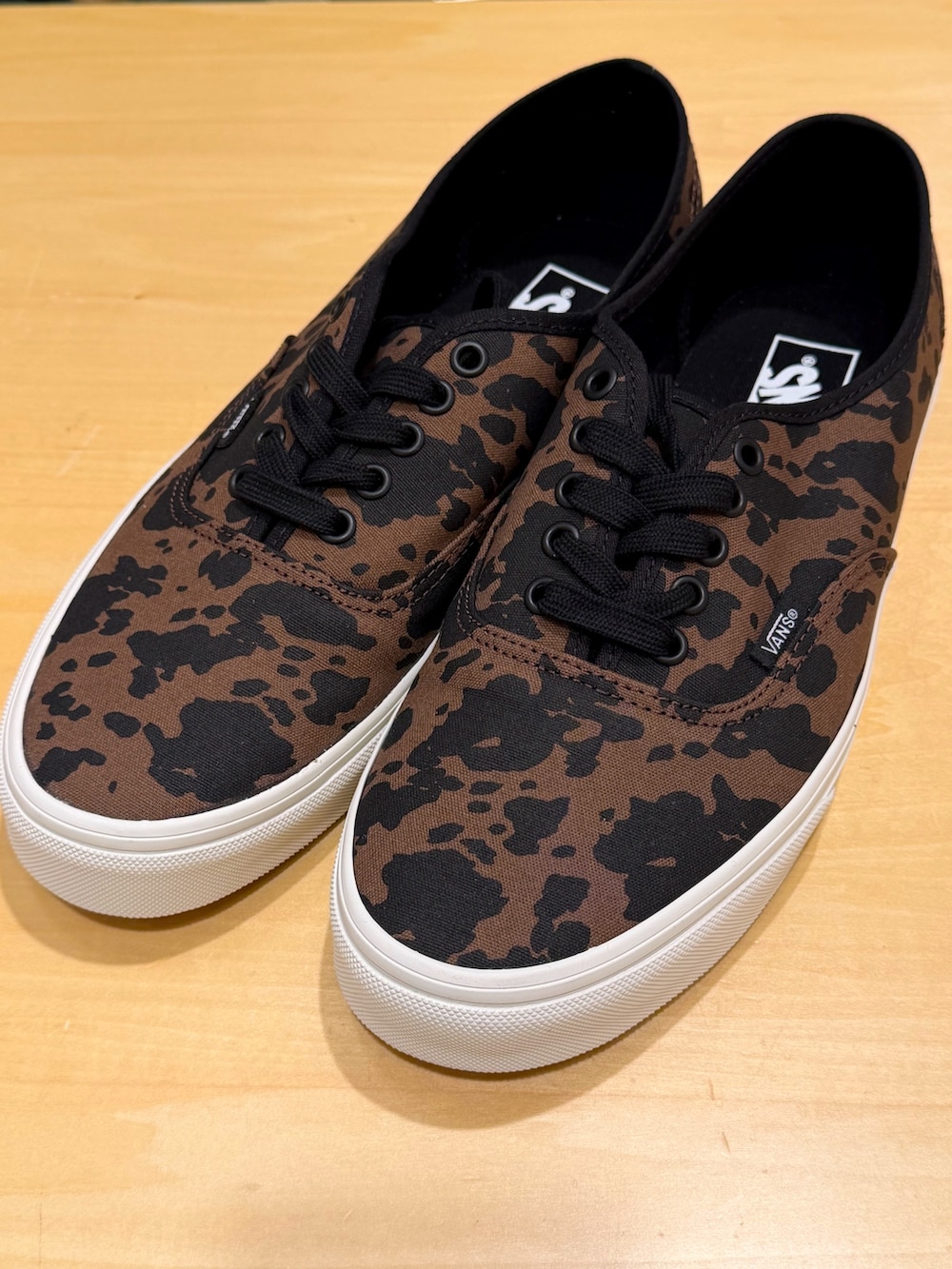 ブラック系のブルゾン、ブルー系のデニムパンツ、ブラウン系のスニーカーを着用したメンズの冬コーディネートの4枚目の写真