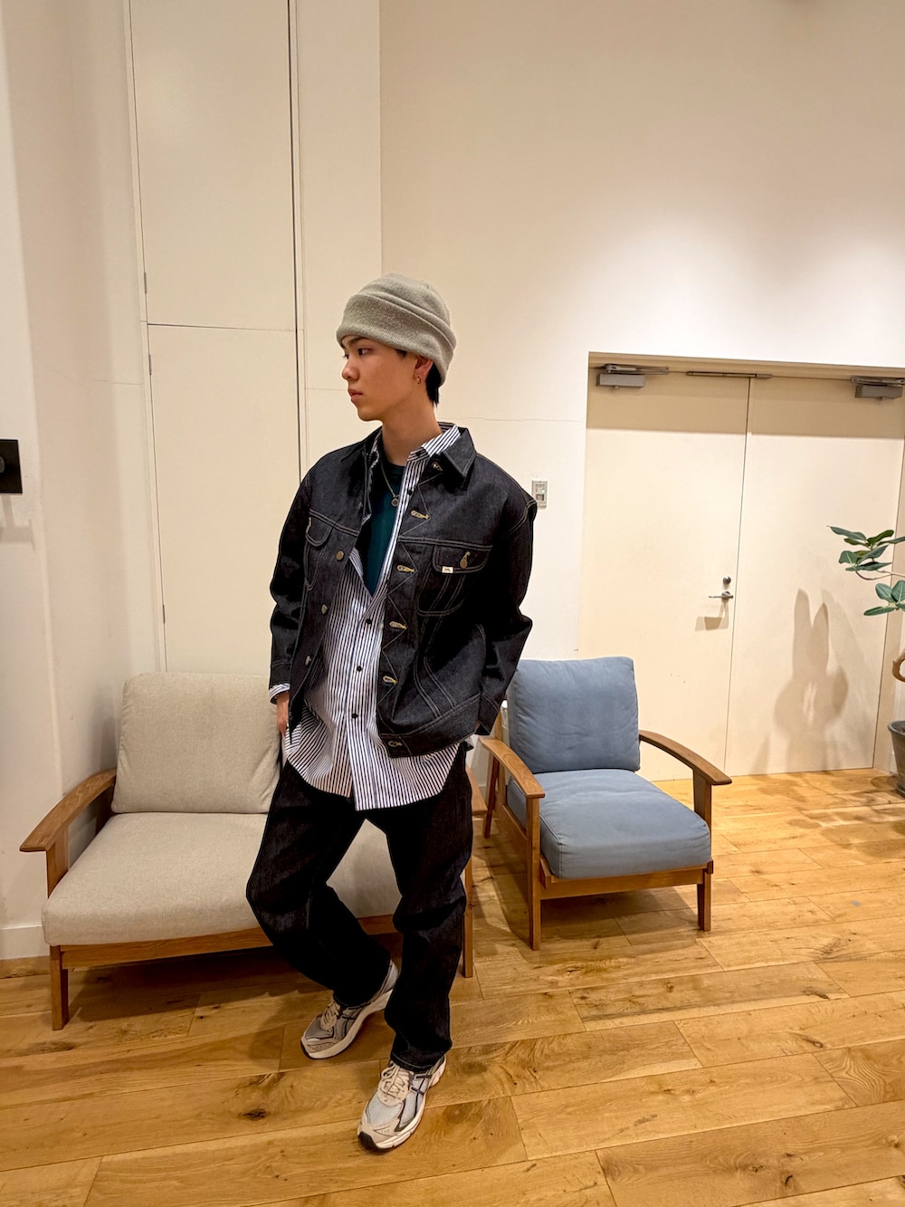 ブルー系のデニムジャケット、グレー系のニット/セーター、ブルー系のシャツ/ブラウスを着用したメンズの冬コーディネートの2枚目の写真