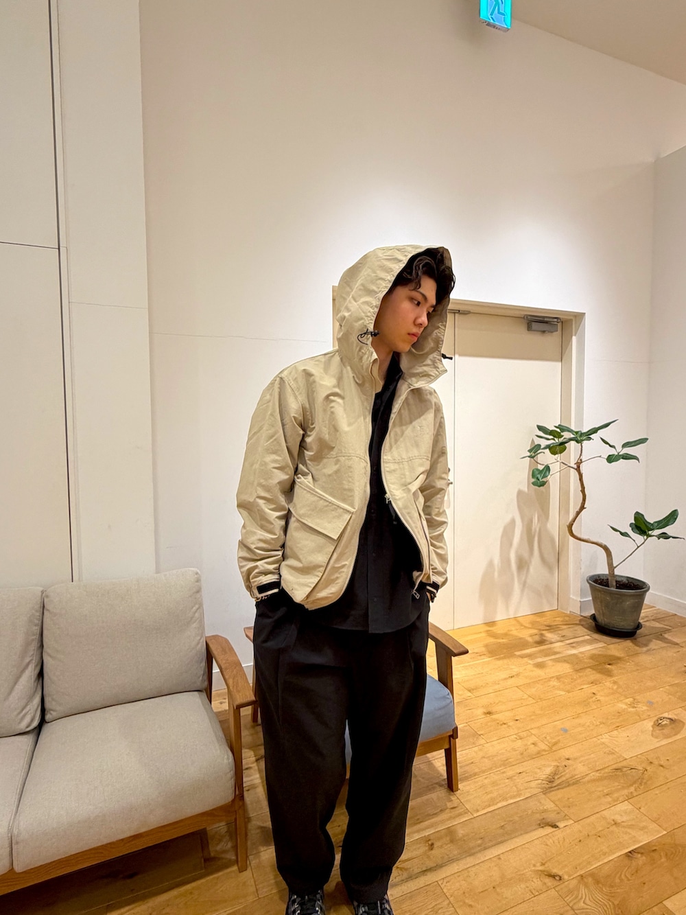 ベージュ系のマウンテンパーカー、ブラック系のシャツ/ブラウス、ブラック系のその他パンツを着用したメンズの春コーディネートの5枚目の写真