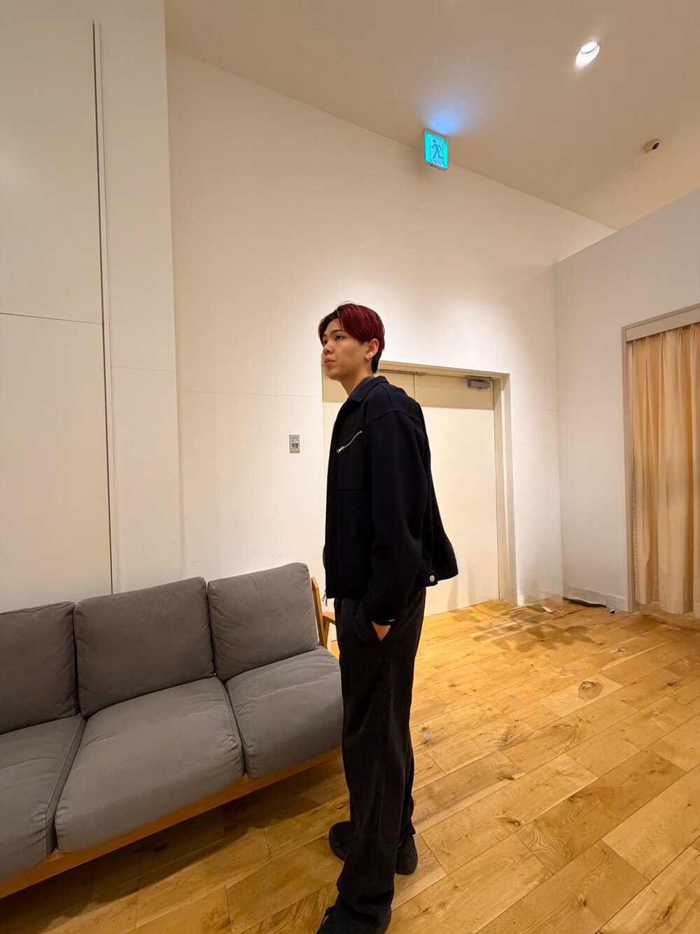 ブルー系のブルゾン、ブラック系のニット/セーター、ブラウン系のその他パンツを着用したメンズの冬コーディネートの2枚目の写真