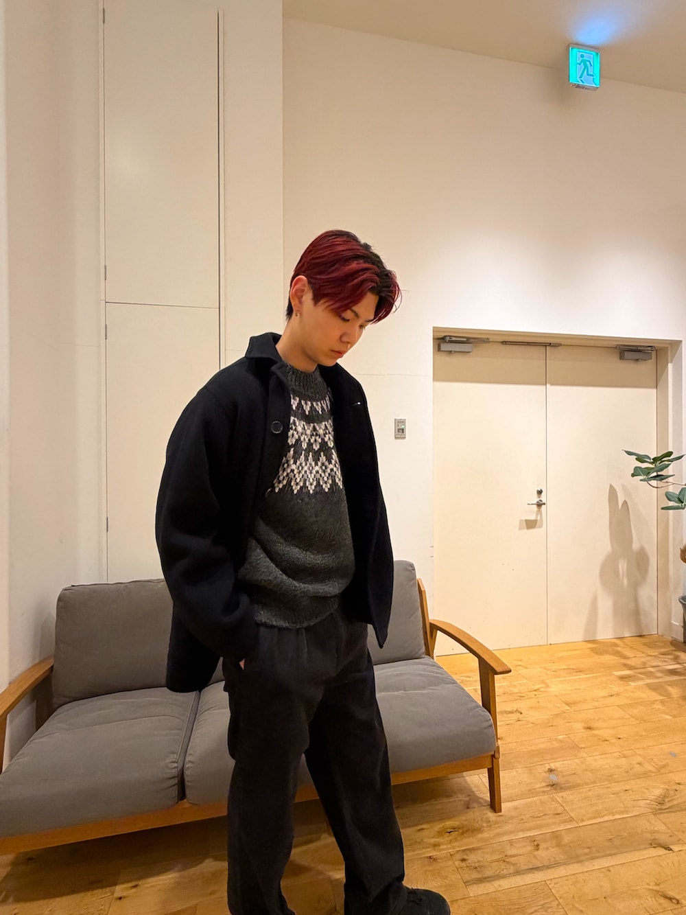 グレー系のその他パンツ、グレー系のニット/セーター、ブラック系のジャケット/アウターを着用したメンズの冬コーディネートの3枚目の写真