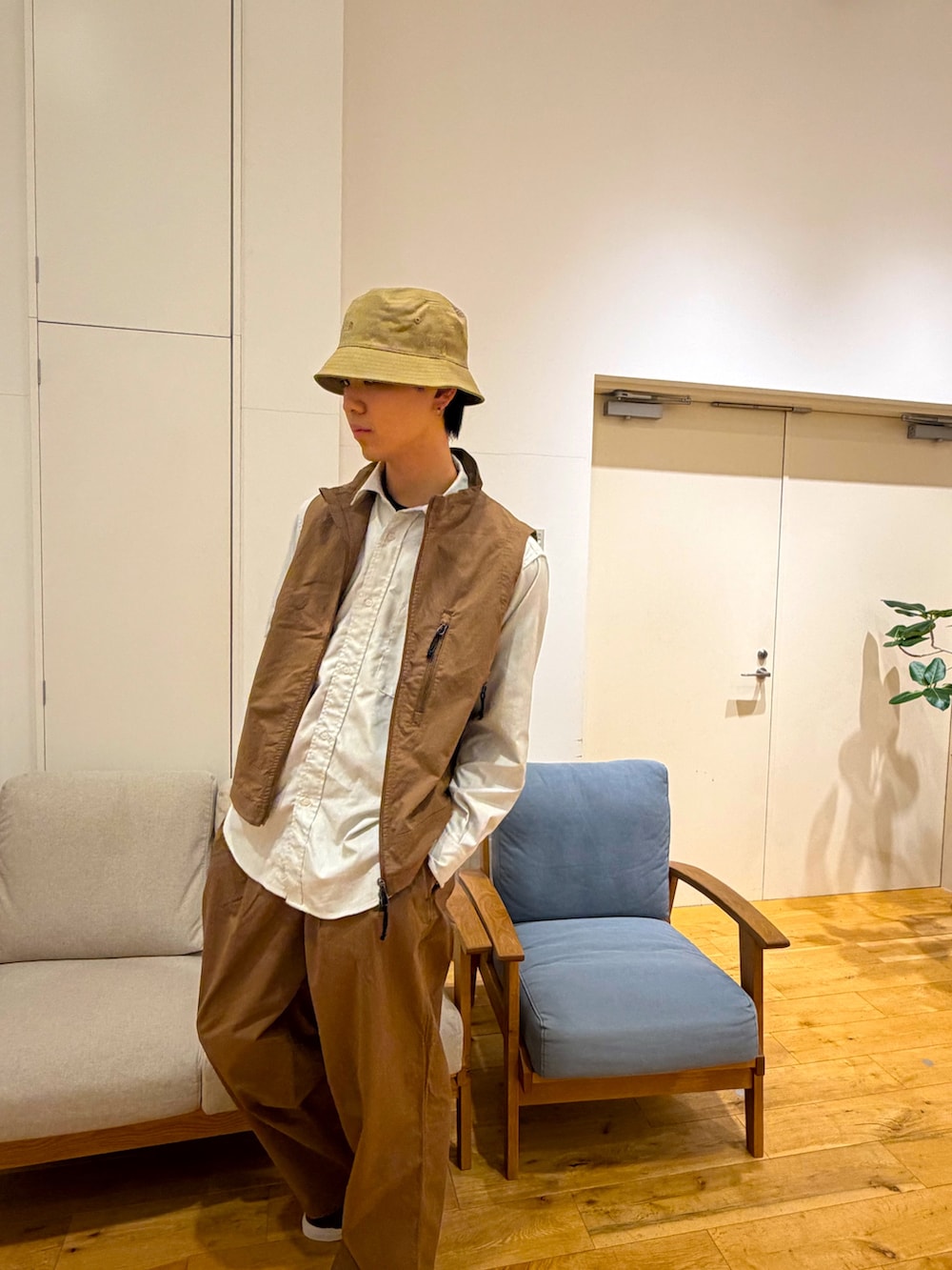 グレー系のシャツ/ブラウス、ブラウン系のベスト、ブラウン系のその他パンツを着用したメンズの冬コーディネートの2枚目の写真