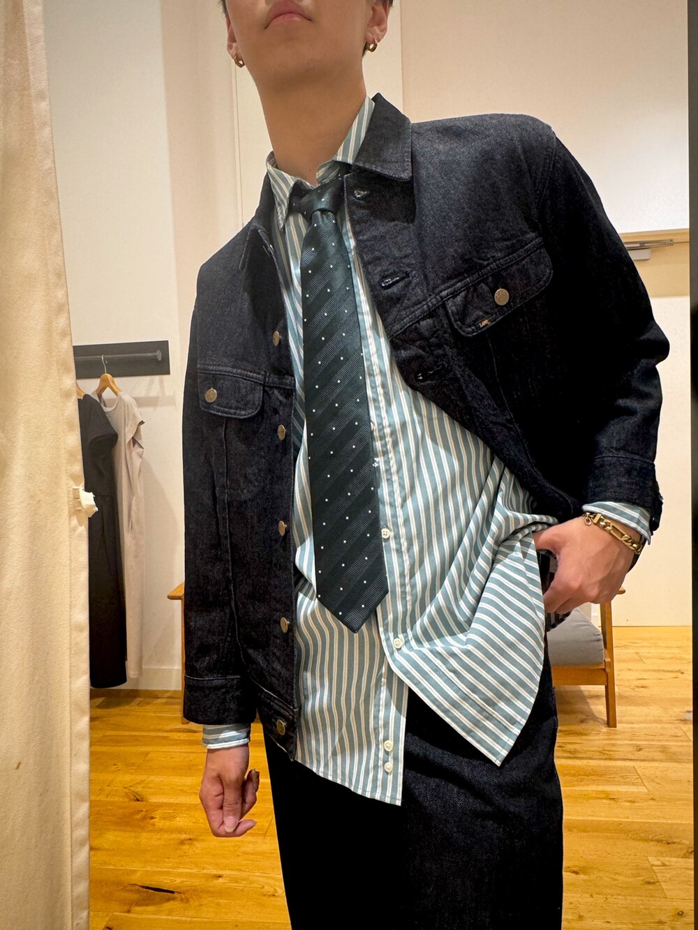 グリーン系のネクタイ、ブラック系のデニムジャケット、グリーン系のシャツ/ブラウスを着用したメンズの夏コーディネートの4枚目の写真