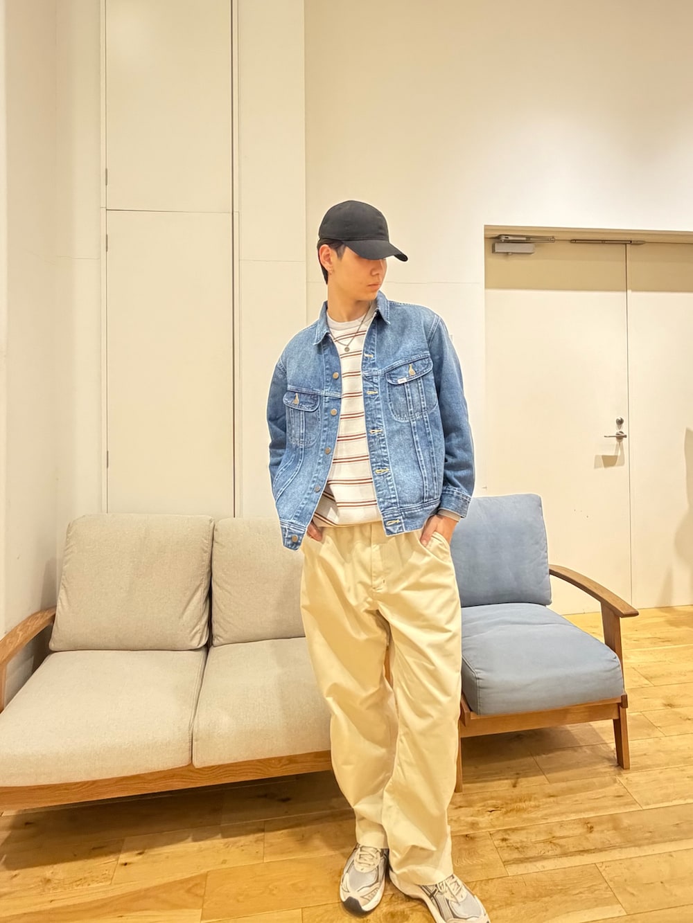 ブルー系のデニムジャケット、ホワイト系のその他パンツ、グレー系のニット/セーターを着用したメンズの冬コーディネートの3枚目の写真