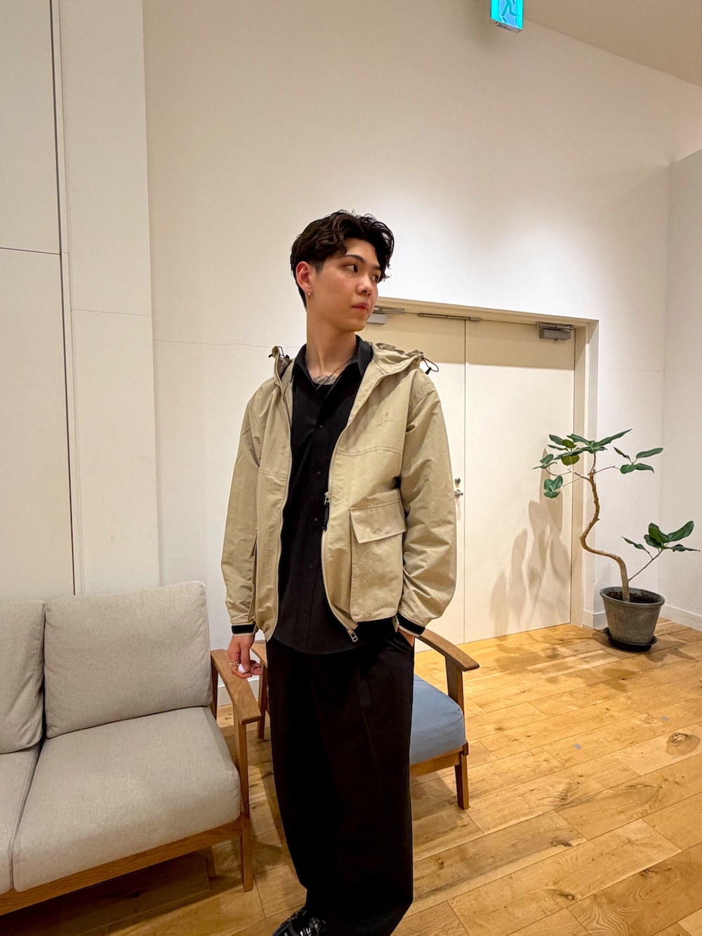 ベージュ系のマウンテンパーカー、ブラック系のシャツ/ブラウス、ブラック系のその他パンツを着用したメンズの春コーディネートの6枚目の写真