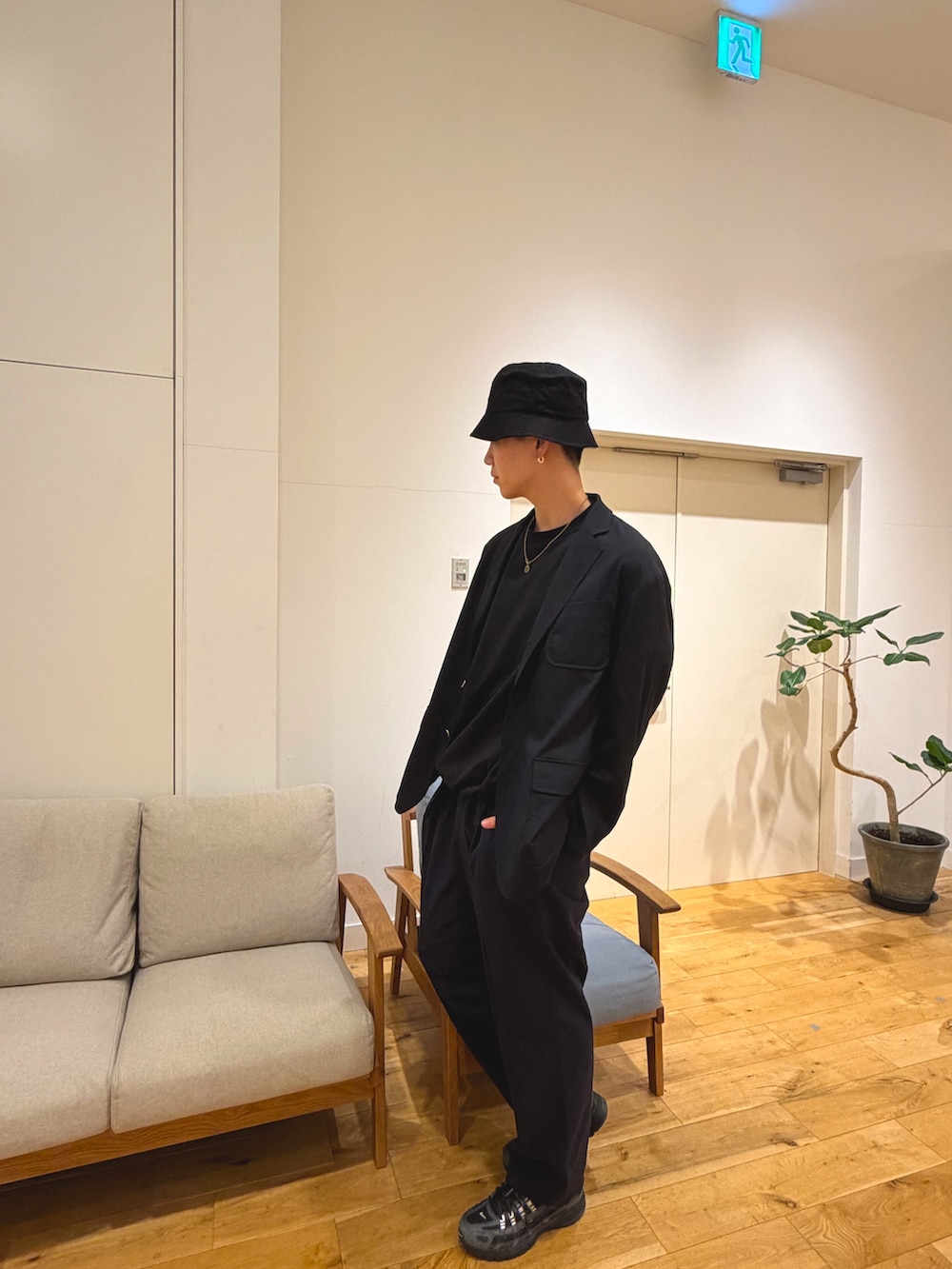 ブラック系のテーラードジャケット、ブラック系のTシャツ/カットソー、ブラック系のその他パンツを着用したメンズの春コーディネートの2枚目の写真