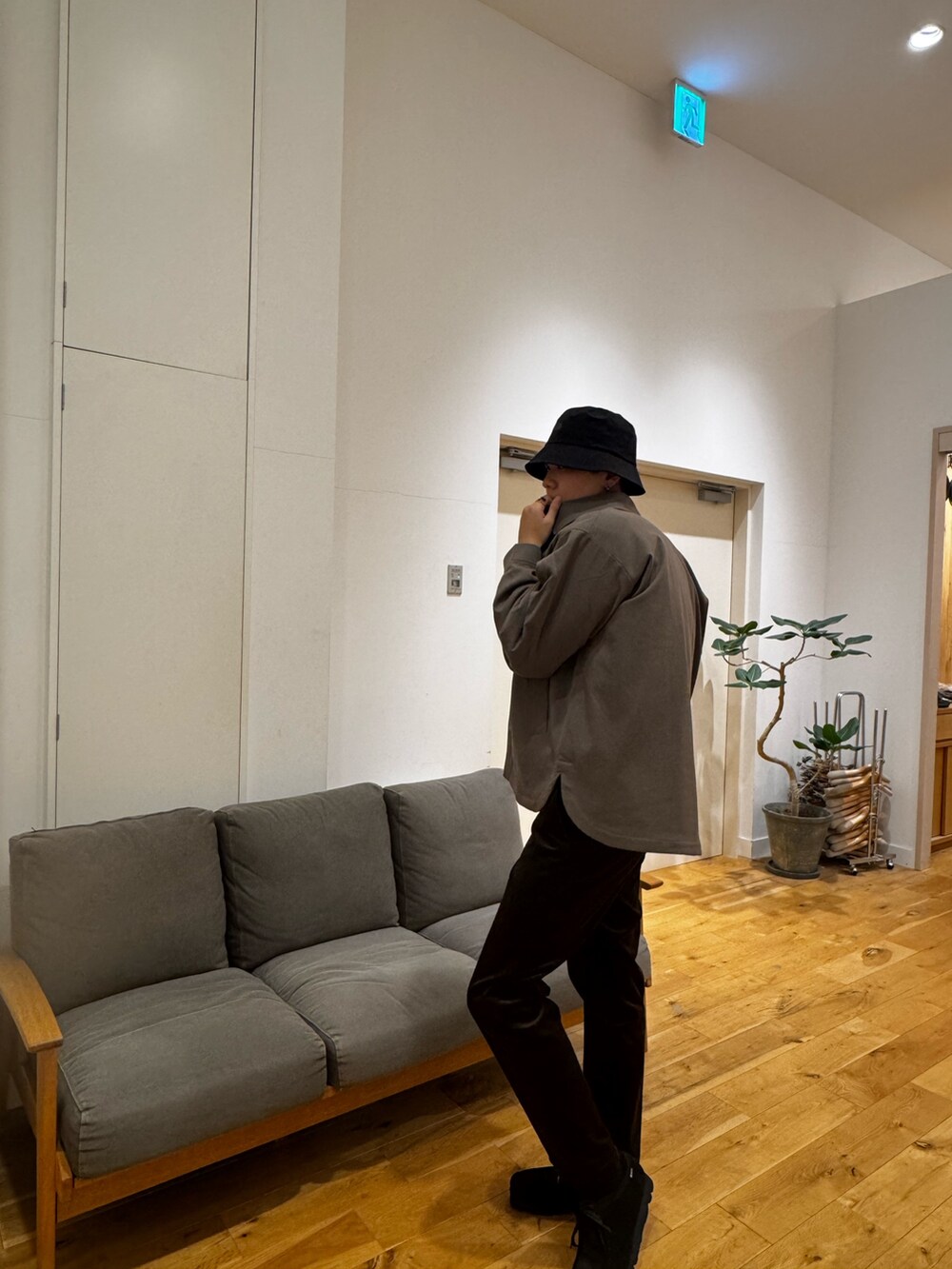 ベージュ系のブルゾン、ブラック系のニット/セーター、ブラウン系のその他パンツを着用したメンズの秋コーディネートの3枚目の写真