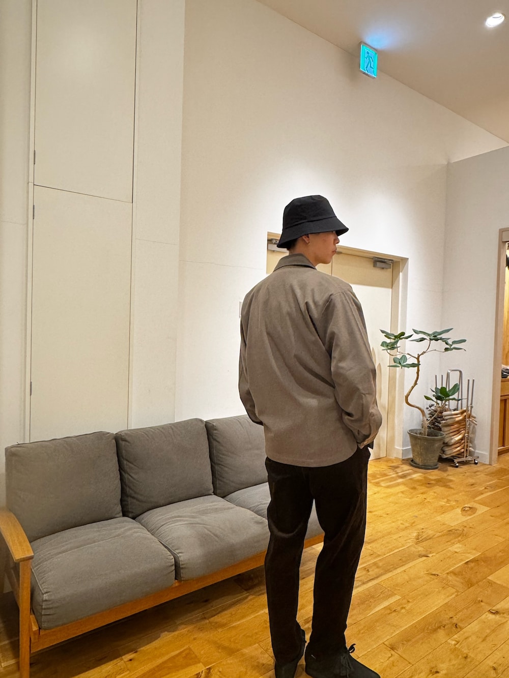 ベージュ系のブルゾン、ブラック系のニット/セーター、ブラウン系のその他パンツを着用したメンズの秋コーディネートの2枚目の写真