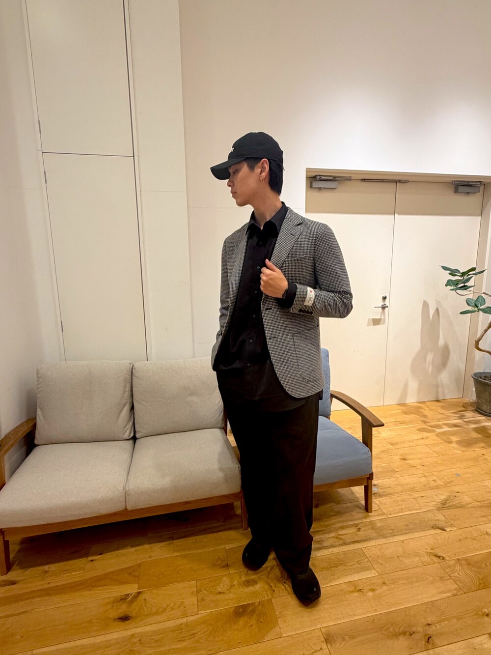 ブラック系のその他アウター、ブラック系のシャツ/ブラウス、ブラック系のその他パンツを着用したメンズの冬コーディネートの2枚目の写真