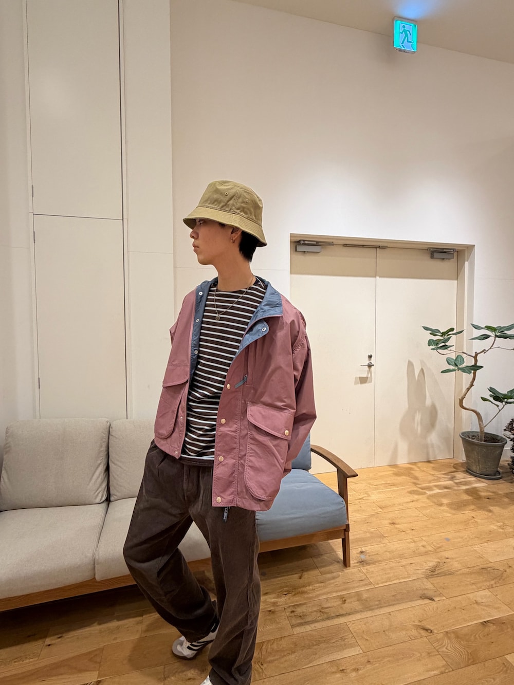 ブラック系のナイロンジャケット、ブルー系のTシャツ/カットソー、グレー系のその他パンツを着用したメンズの冬コーディネートの3枚目の写真