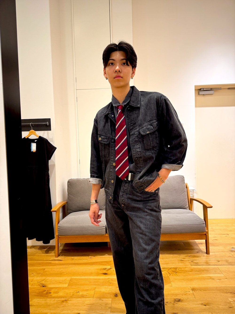 ブラック系のデニムジャケット、ブラック系のデニムパンツ、ブラック系のシャツ/ブラウスを着用したメンズの夏コーディネートの3枚目の写真