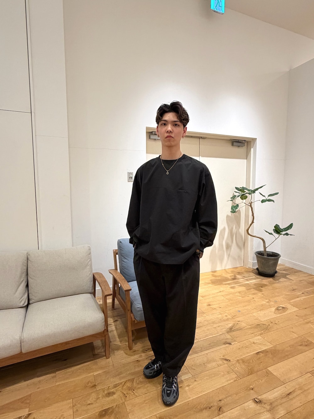 ブラック系のTシャツ/カットソー、ブラック系のその他パンツ、ブラック系のスニーカーを着用したメンズの春コーディネートの3枚目の写真