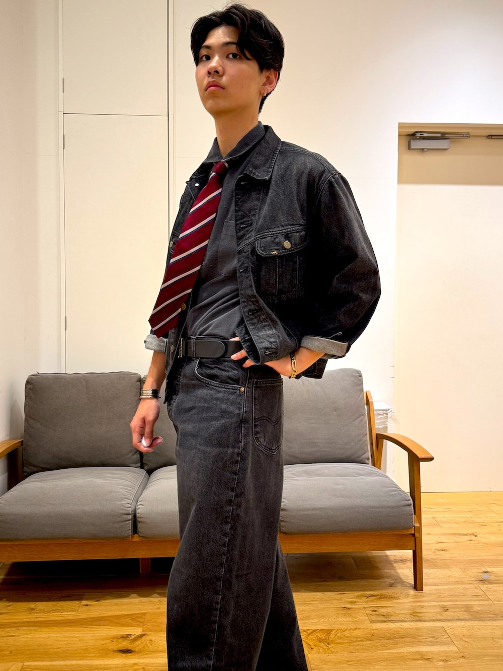 ブラック系のデニムジャケット、ブラック系のデニムパンツ、ブラック系のシャツ/ブラウスを着用したメンズの夏コーディネートの2枚目の写真