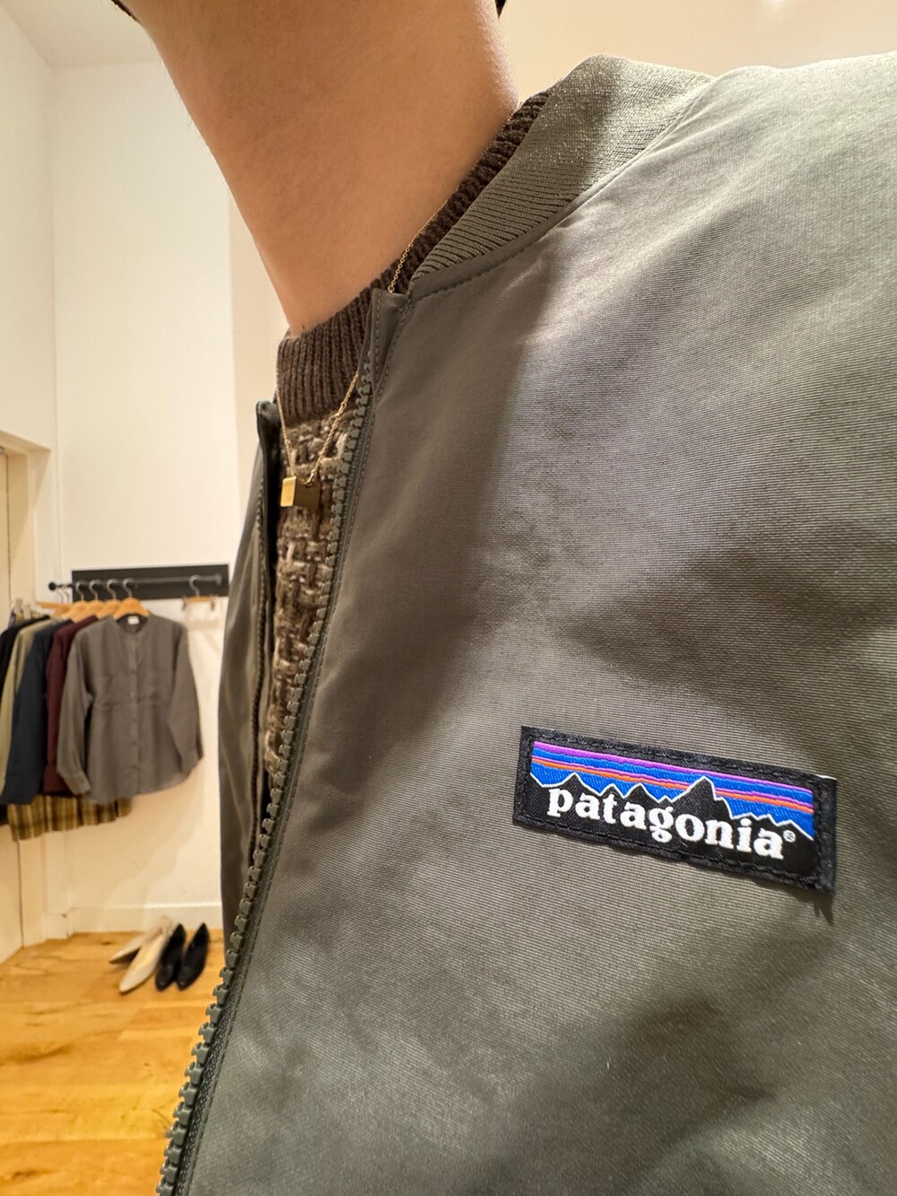 グリーン系のジャケット/アウター、ブラック系のパンツ、ホワイト系のスニーカーを着用したメンズの秋コーディネートの7枚目の写真