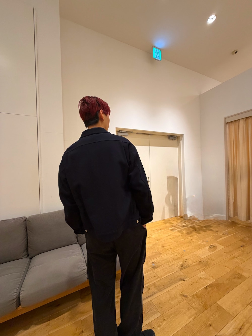 ブルー系のブルゾン、ブラック系のニット/セーター、ブラウン系のその他パンツを着用したメンズの冬コーディネートの4枚目の写真